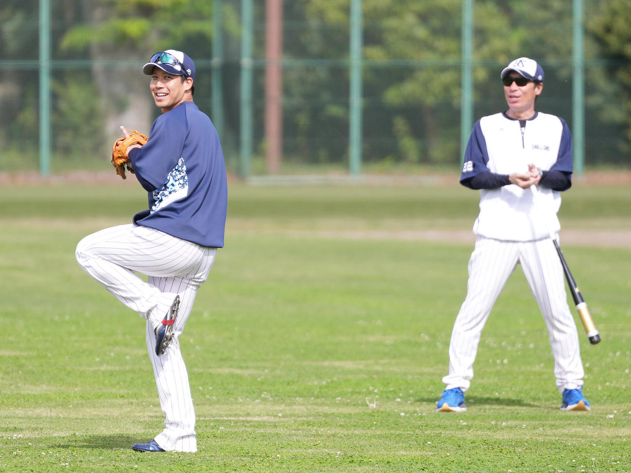ヤクルト対DeNA　試合前練習で笑顔のヤクルト山田。右は高津監督（撮影・鈴木みどり）