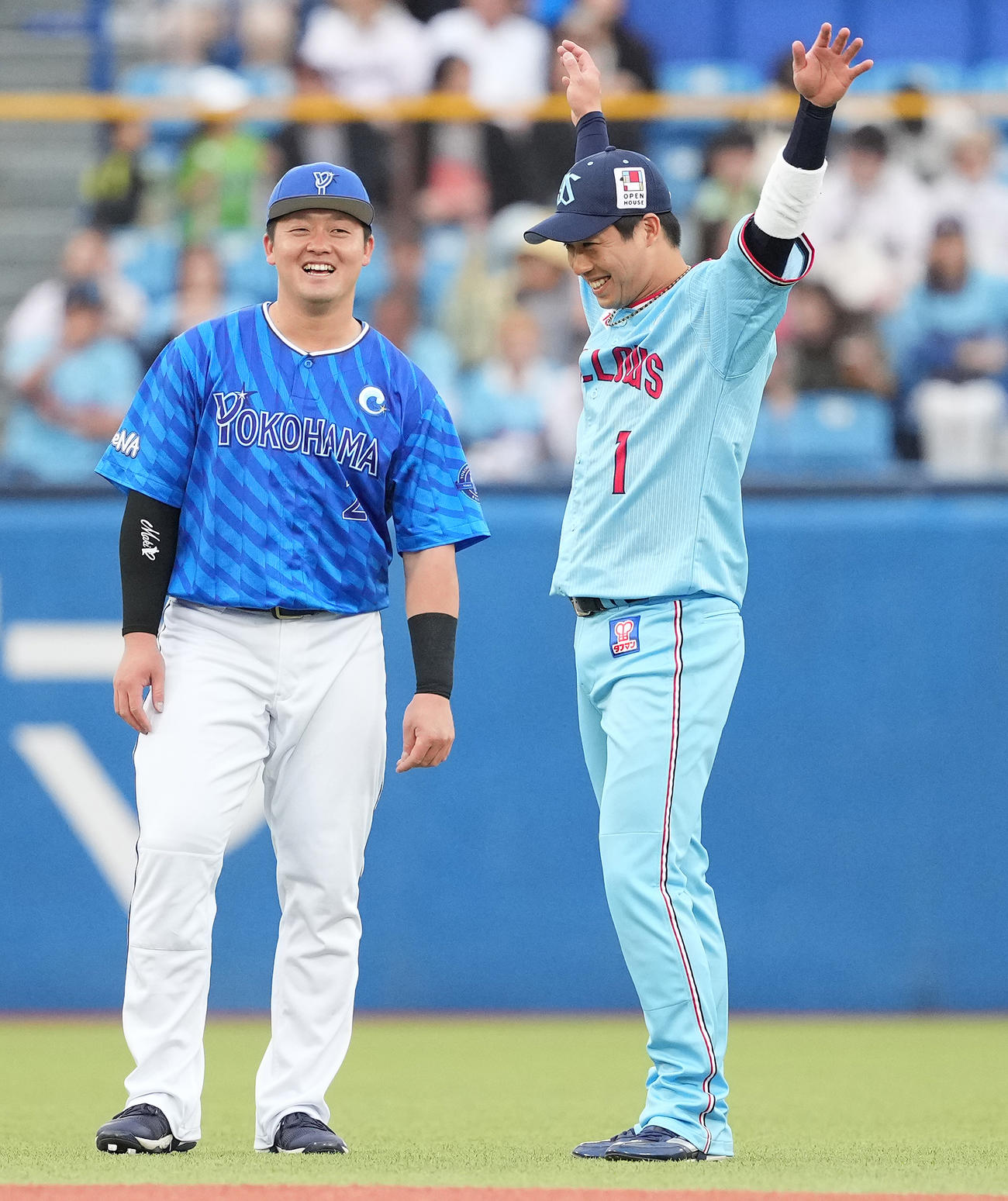 ヤクルト対DeNA　試合前、談笑するヤクルト山田（右）とDeNA牧（撮影・鈴木みどり）