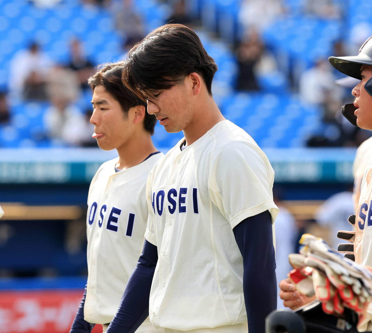 立大対法大　0－1で敗れ、うつむいて引き揚げる篠木ら法大ナイン（撮影・浅見桂子）