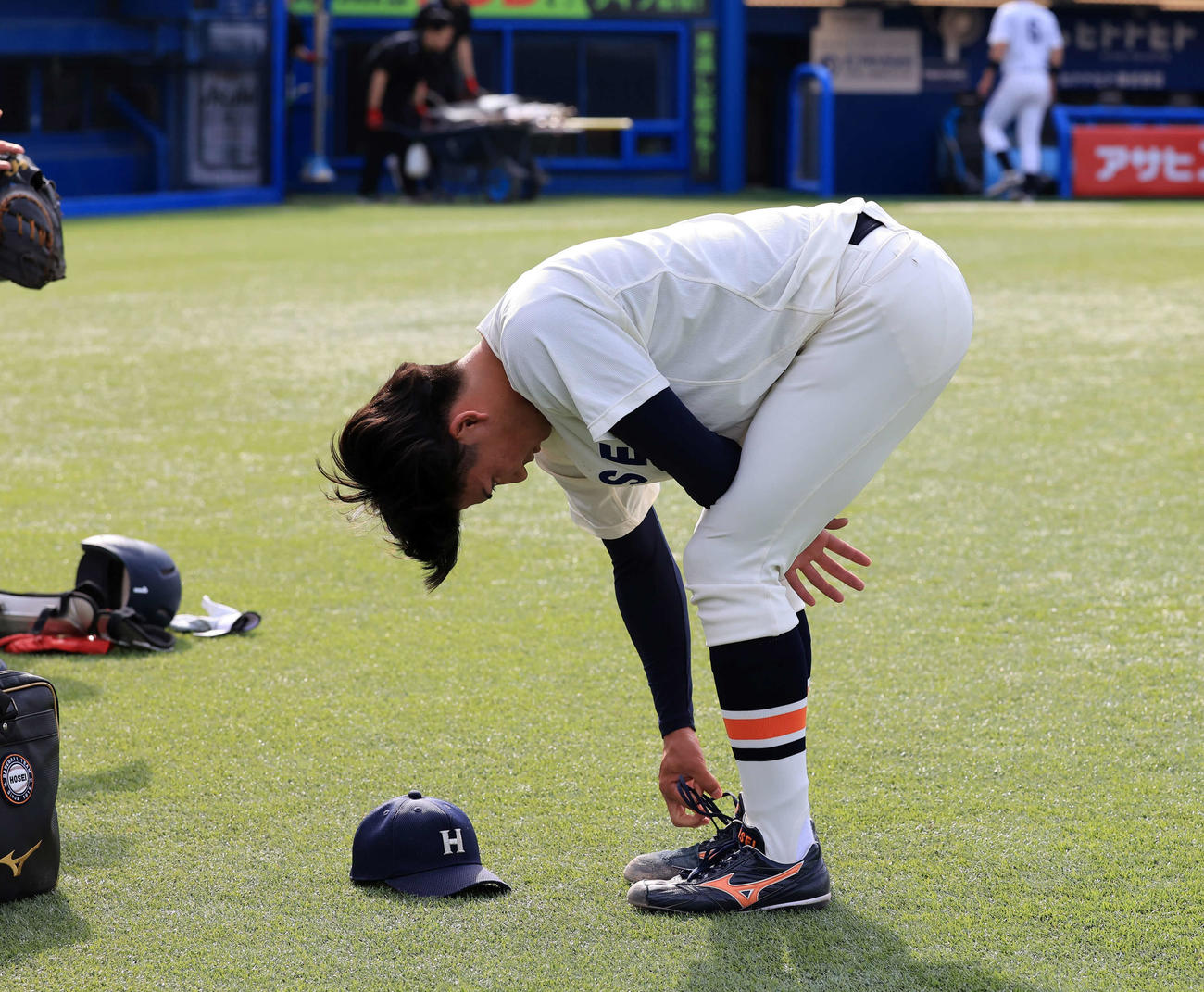 立大対法大　0－1で敗れ、うつむき気味にスパイクを脱ぐ法大・篠木（撮影・浅見桂子）
