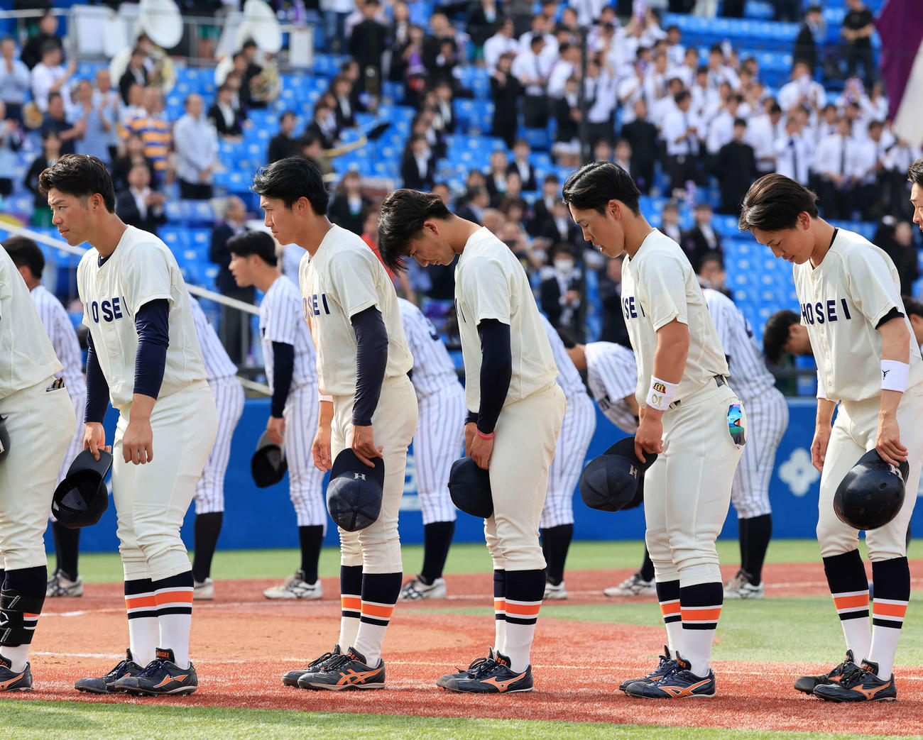 立大対法大　0－1で敗れ、スタンドに一礼する篠木（中央）ら法大ナイン（撮影・浅見桂子）