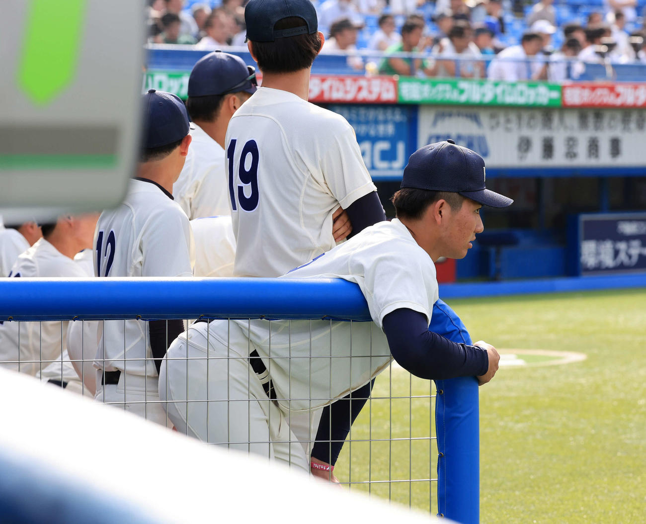 立大対法大　9回裏法大の攻撃中、敗色濃厚となり力なく試合を見つめる篠木（撮影・浅見桂子）