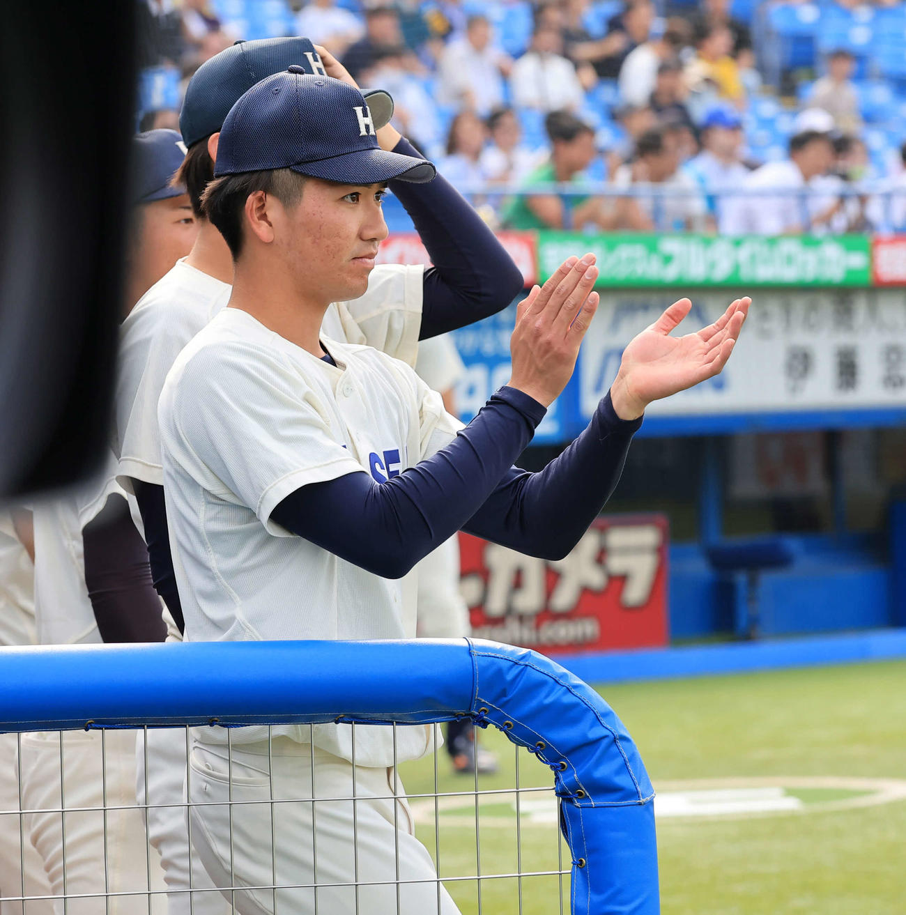 立大対法大　9回裏法大の攻撃で、ベンチから拍手で鼓舞する篠木（撮影・浅見桂子）