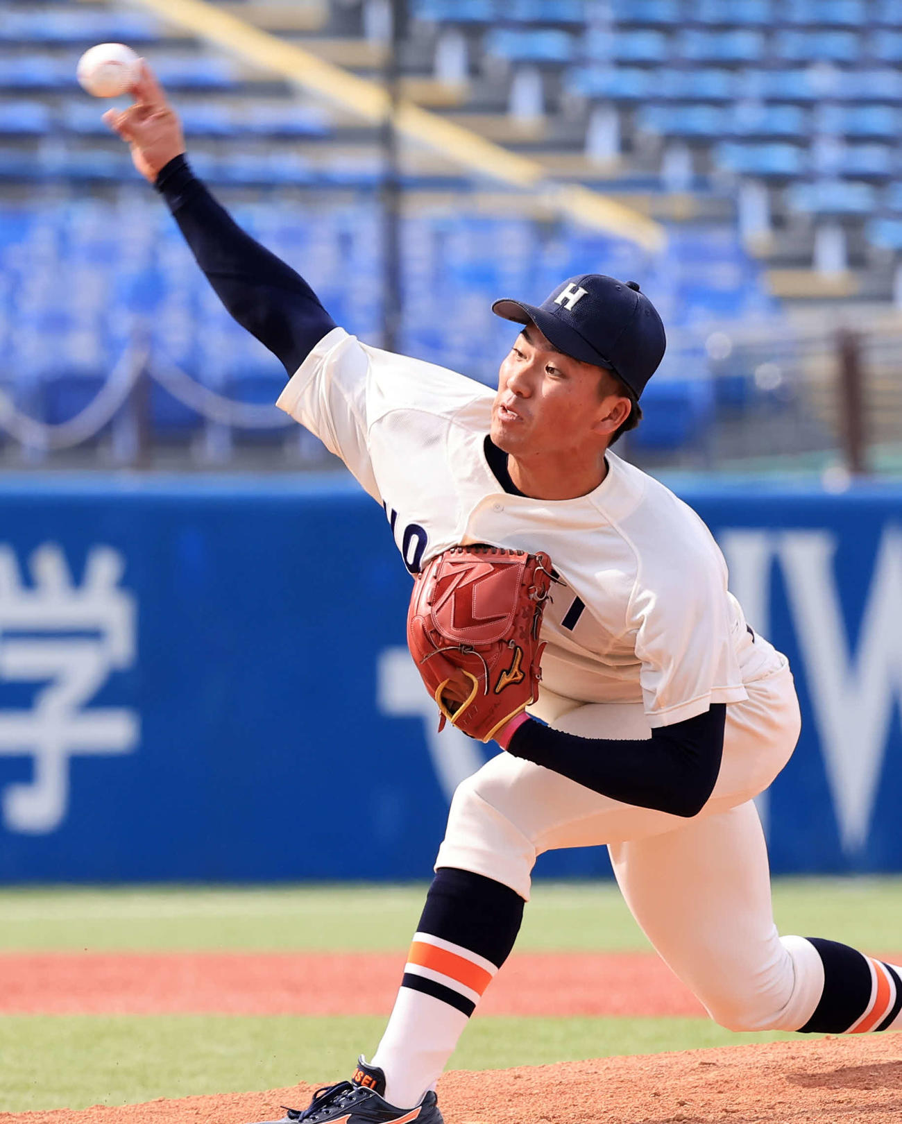 立大対法大　力投する法大・篠木（撮影・浅見桂子）