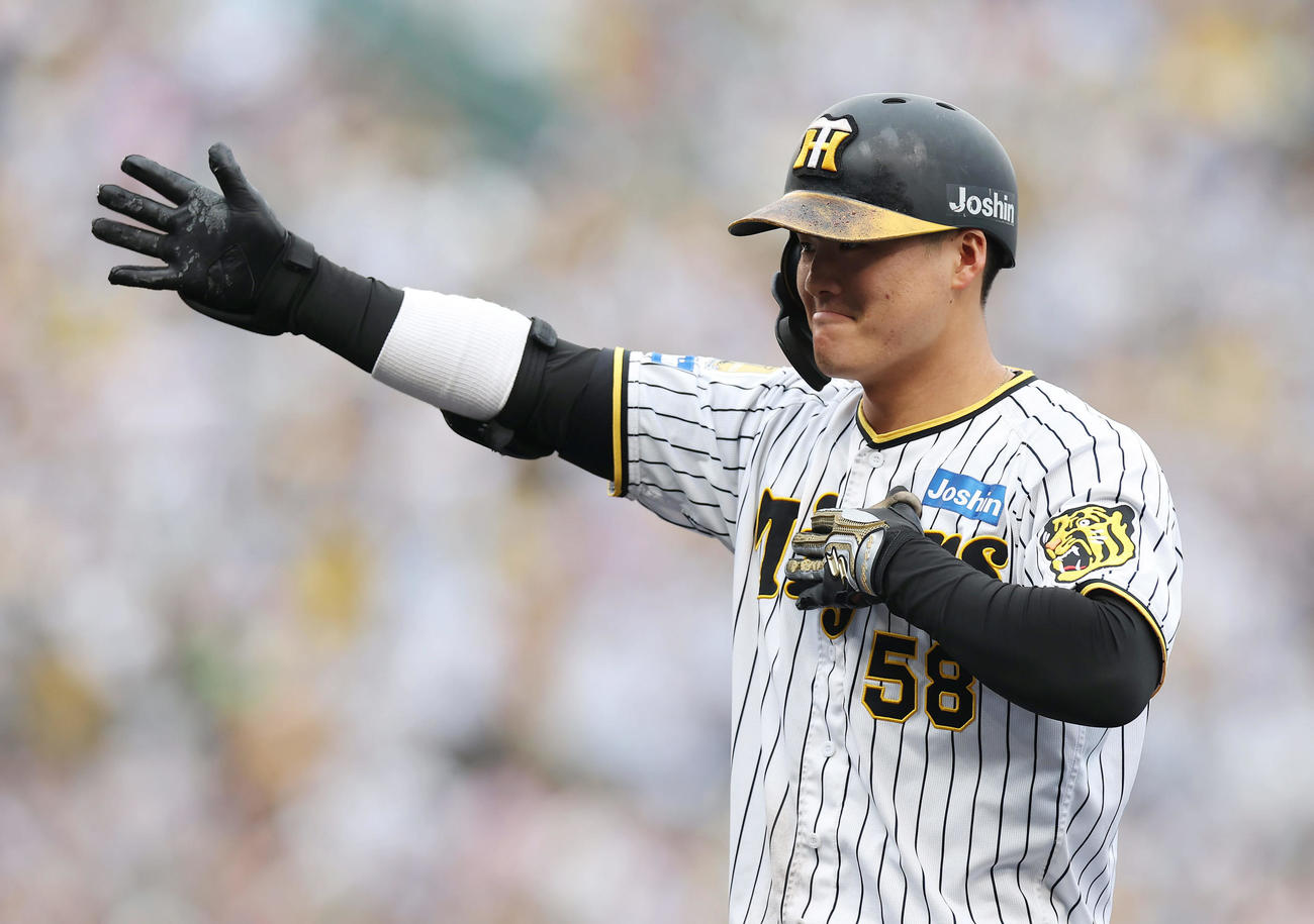 阪神対中日　6回裏阪神2死二、三塁、右前2点適時打を放ちポーズを決める前川（撮影・前田充）