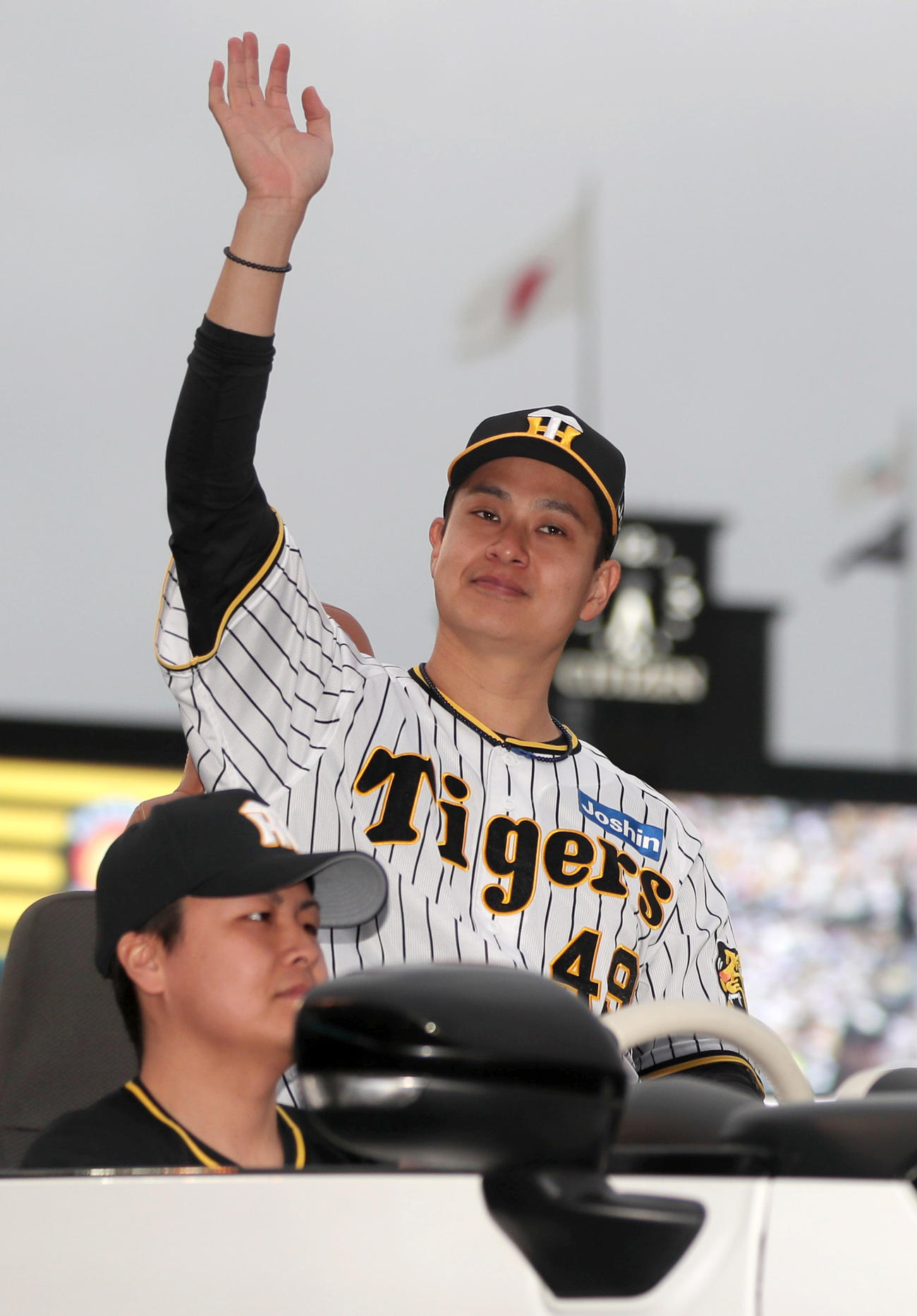 阪神対中日　ファンの歓声に手を振って応える阪神大竹（撮影・上山淳一）