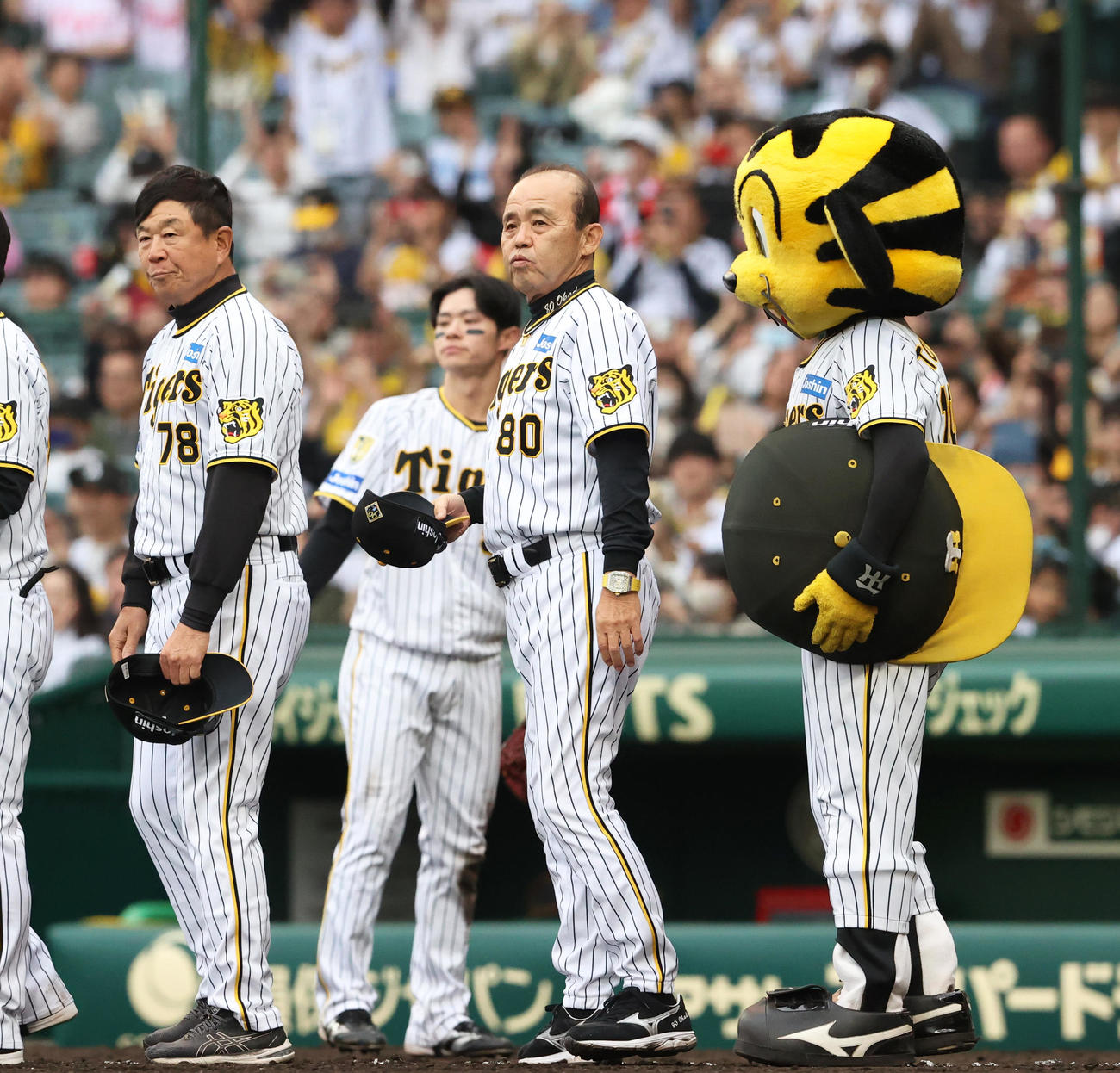 阪神対中日　中日に大勝しスタンドのファンにあいさつする阪神岡田監督（手前右）と平田ヘッドコーチら（撮影・上山淳一）