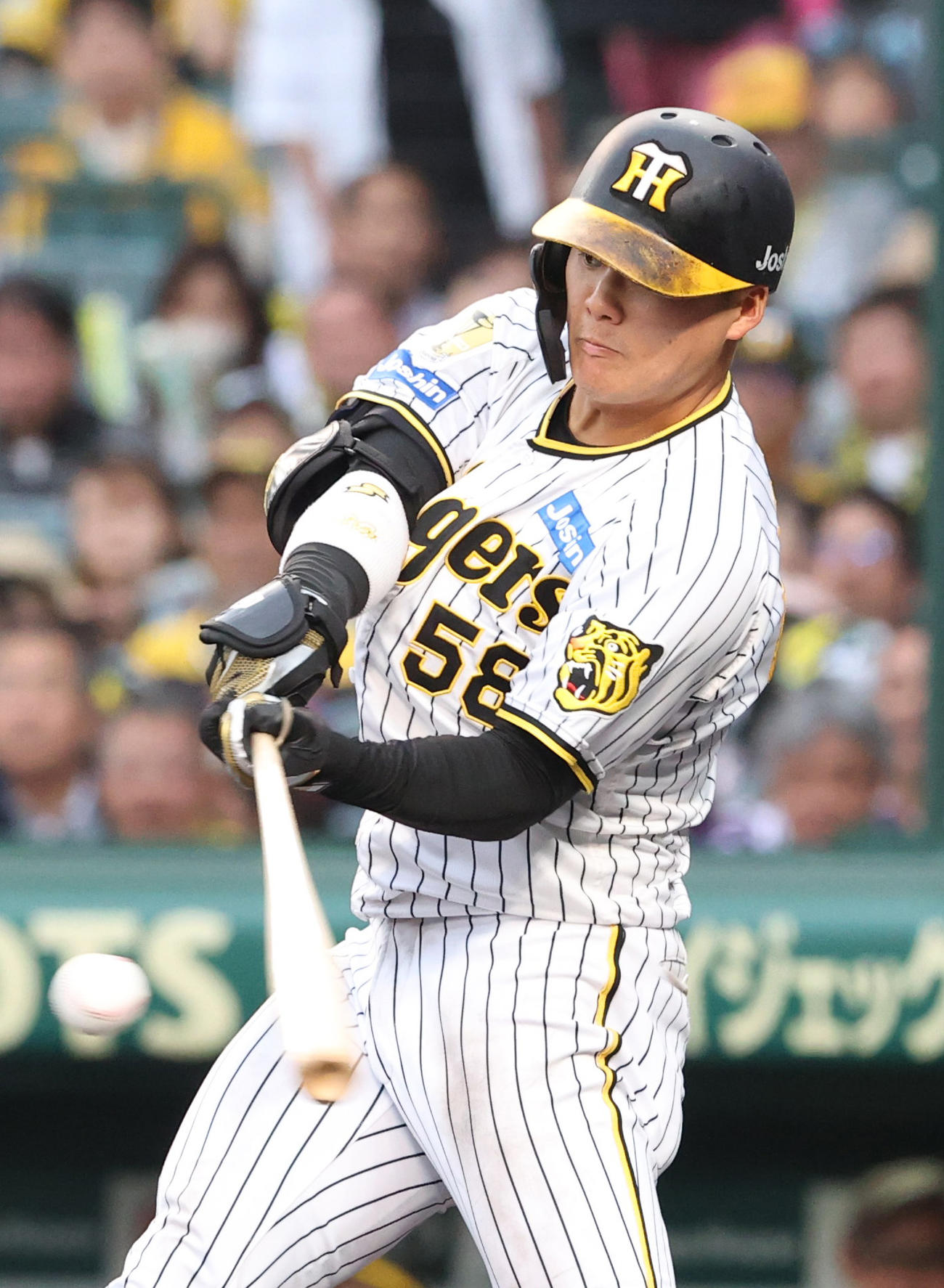 阪神対中日　7回裏阪神2死一、二塁、前川は右適時2点二塁打を放つ（撮影・上山淳一）