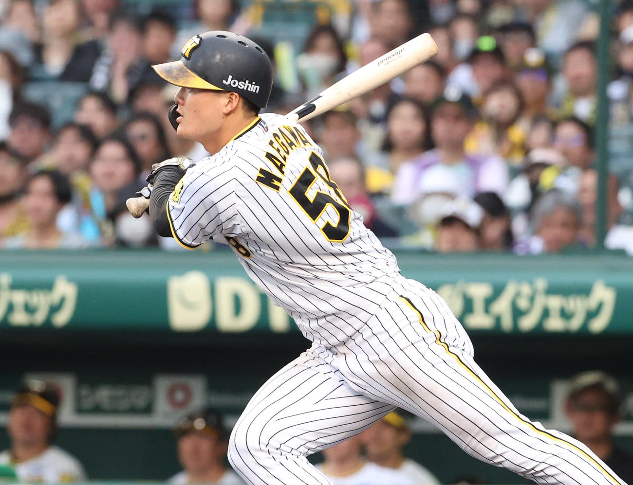 阪神対中日　7回裏阪神2死一、二塁、前川は右適時2点二塁打を放つ（撮影・上山淳一）