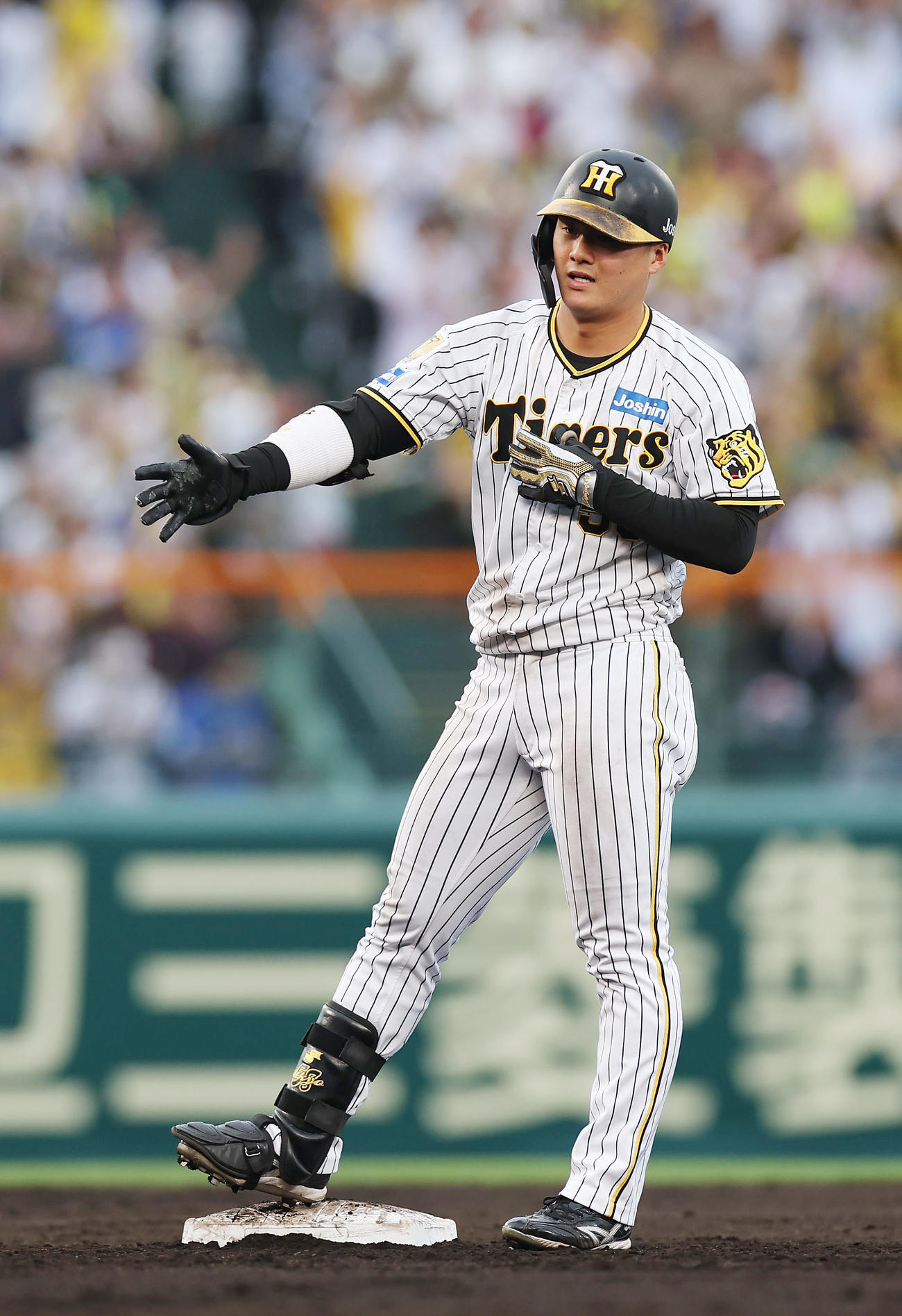 阪神対中日　7回裏阪神2死一、二塁、右中間へ2点適時二塁打を放ちポーズをとる前川（撮影・前田充）