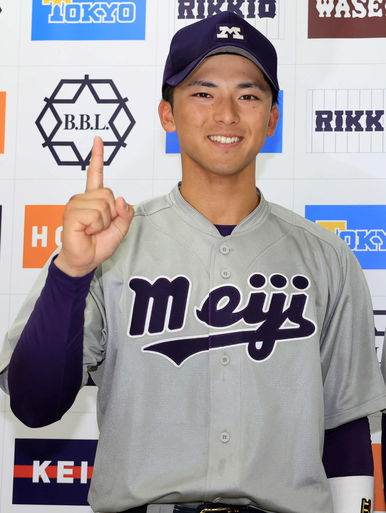 明大対東大　試合後の会見で、「1」勝のポーズで笑顔を見せる明大・宗山（撮影・浅見桂子）