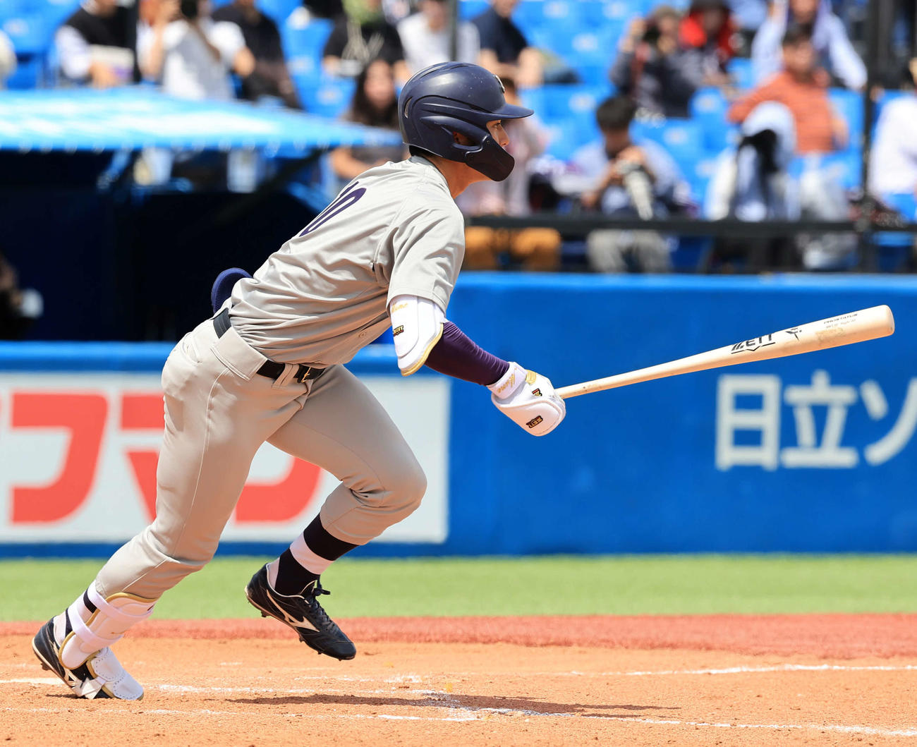 明大対東大　2回表明大2死一、二塁、宗山は中前適時打を放つ（撮影・浅見桂子）