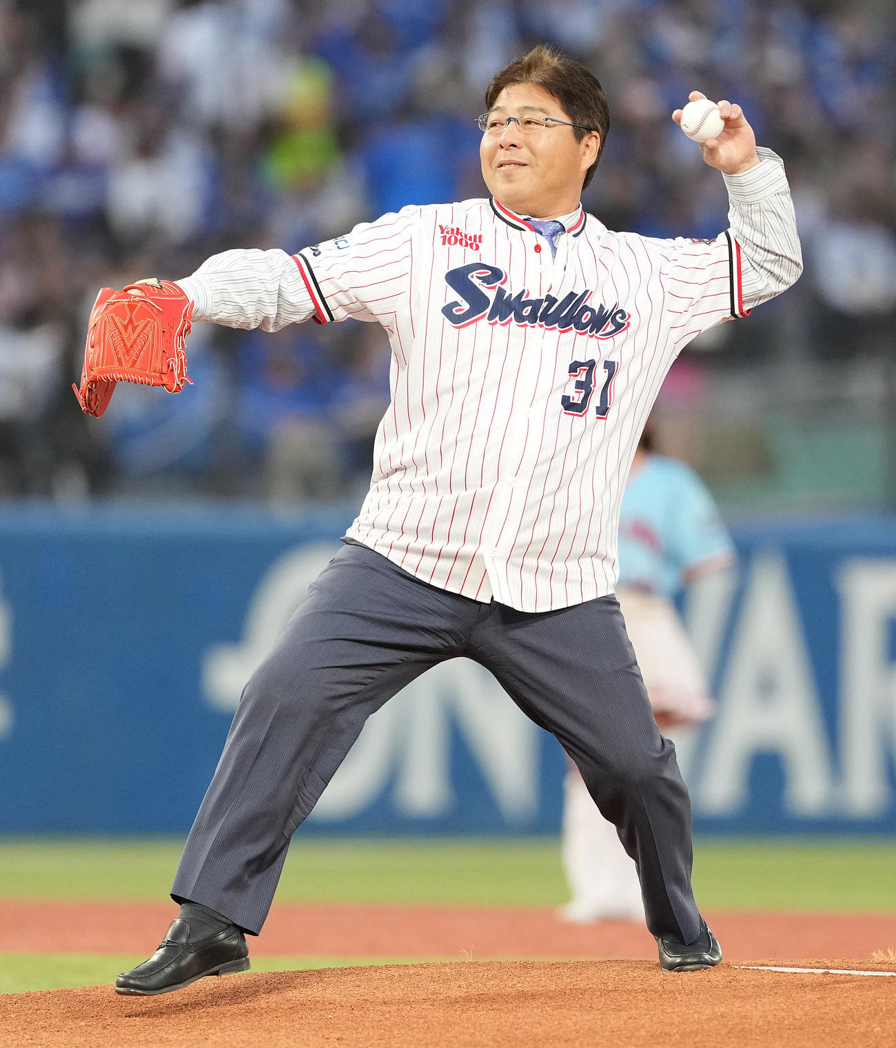 ヤクルト対DeNA　始球式で投球する真中満氏（撮影・鈴木みどり）
