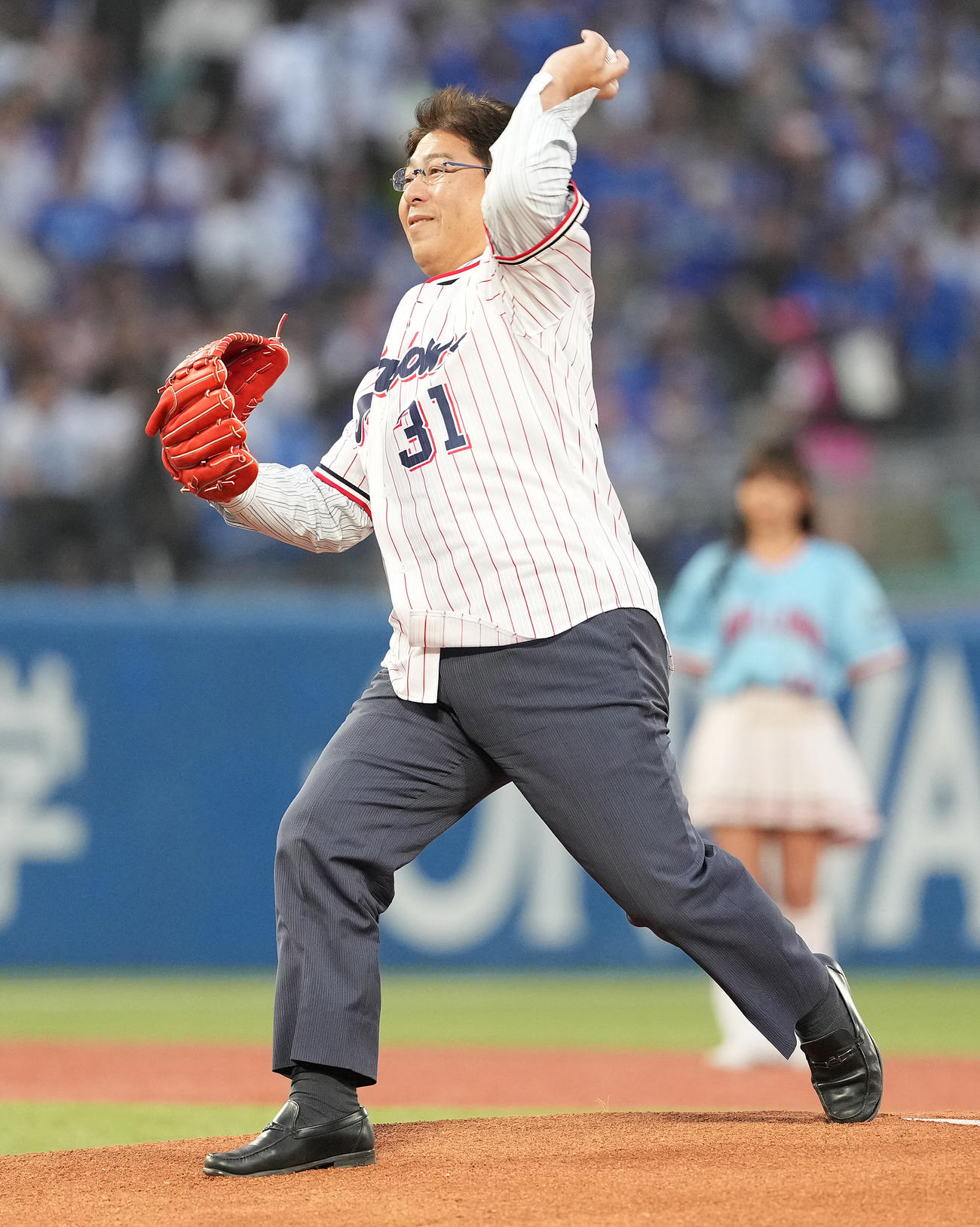 ヤクルト対DeNA　始球式で投球する真中満氏（撮影・鈴木みどり）