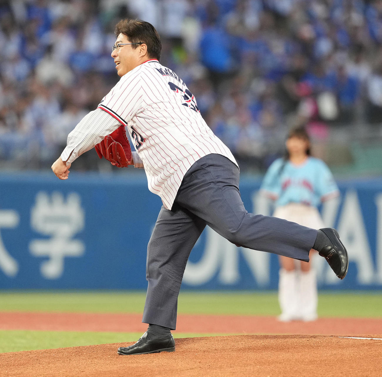 ヤクルト対DeNA　始球式で投球する真中満氏（撮影・鈴木みどり）