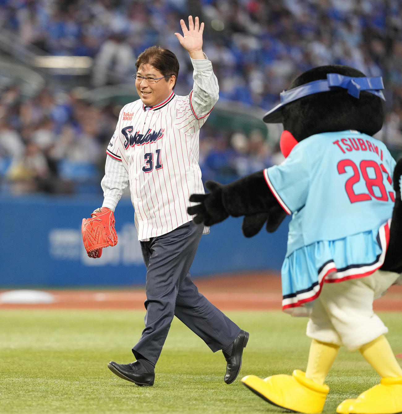 ヤクルト対DeNA　始球式を終え、手を振る真中満氏（撮影・鈴木みどり）