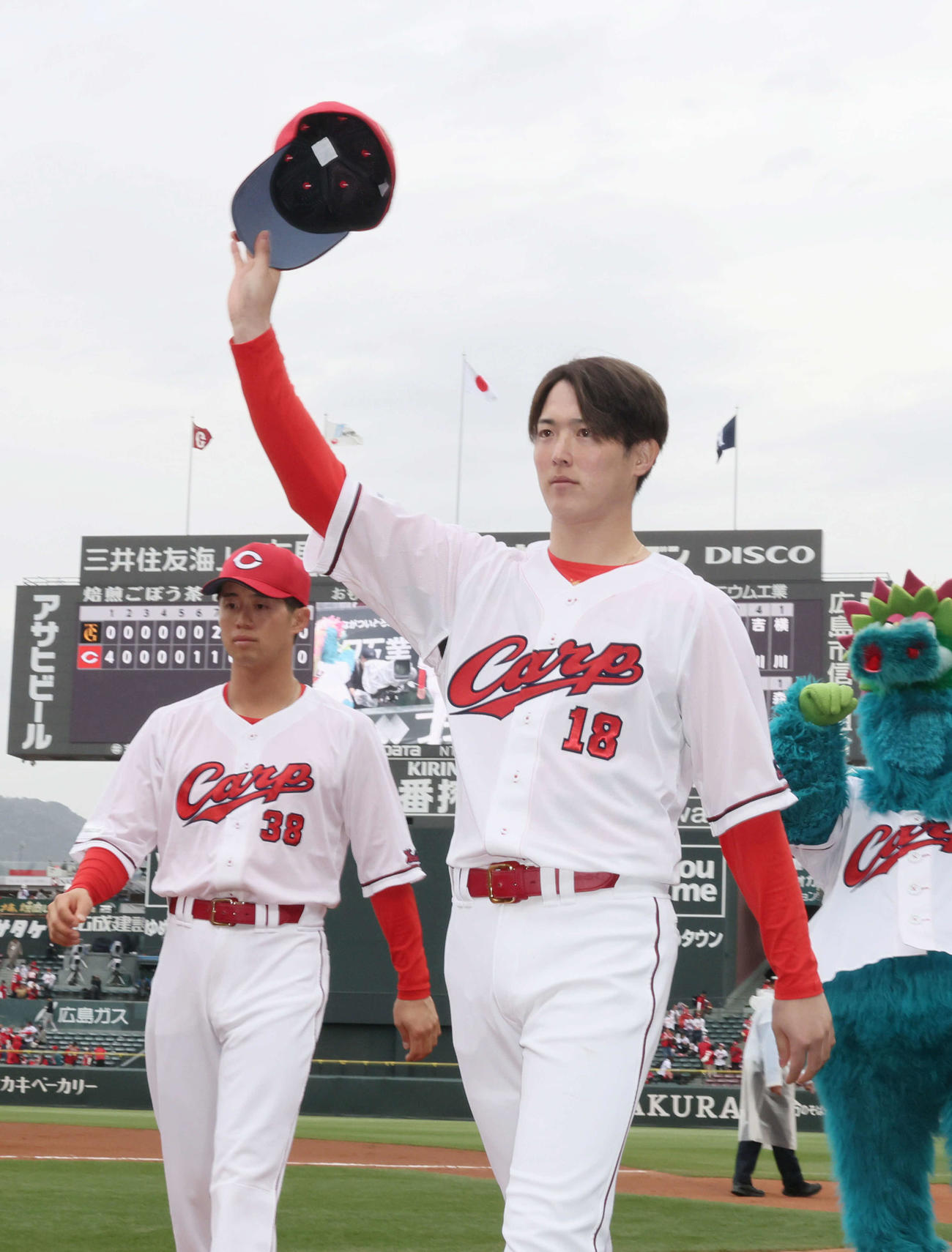 広島対巨人　巨人に快勝し、ファンの声援に応える森下と宇草（左）（撮影・加藤孝規）
