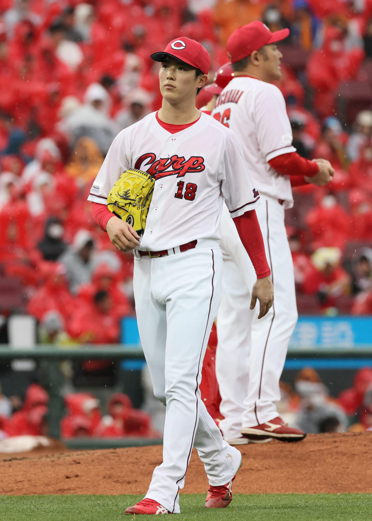 広島対巨人　7回表巨人1死一、二塁、岡本和に中前適時打を浴び、降板する森下（撮影・加藤孝規）