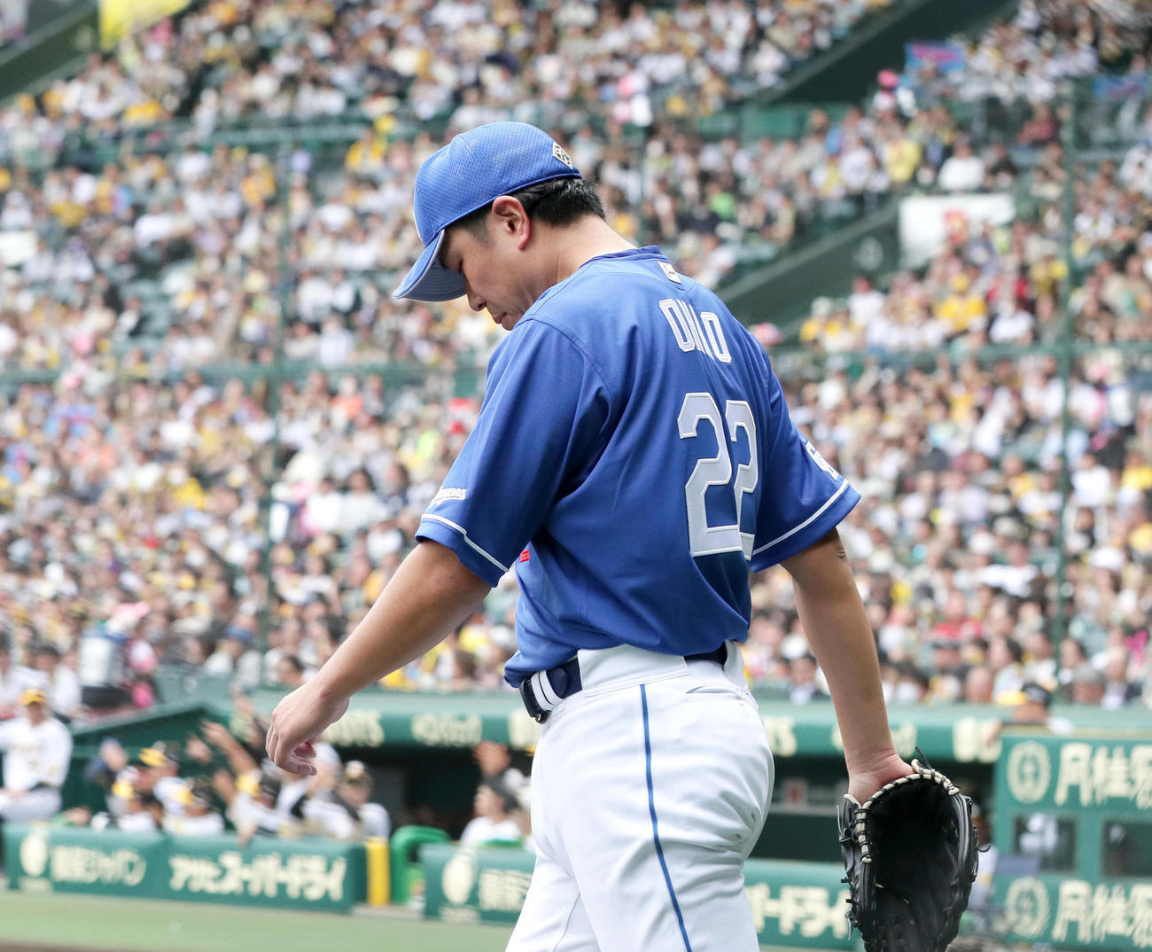 阪神対中日　2回裏阪神無死一、二塁、大野（手前）は木浪に右前打を打たれ下を向く（撮影・上山淳一）