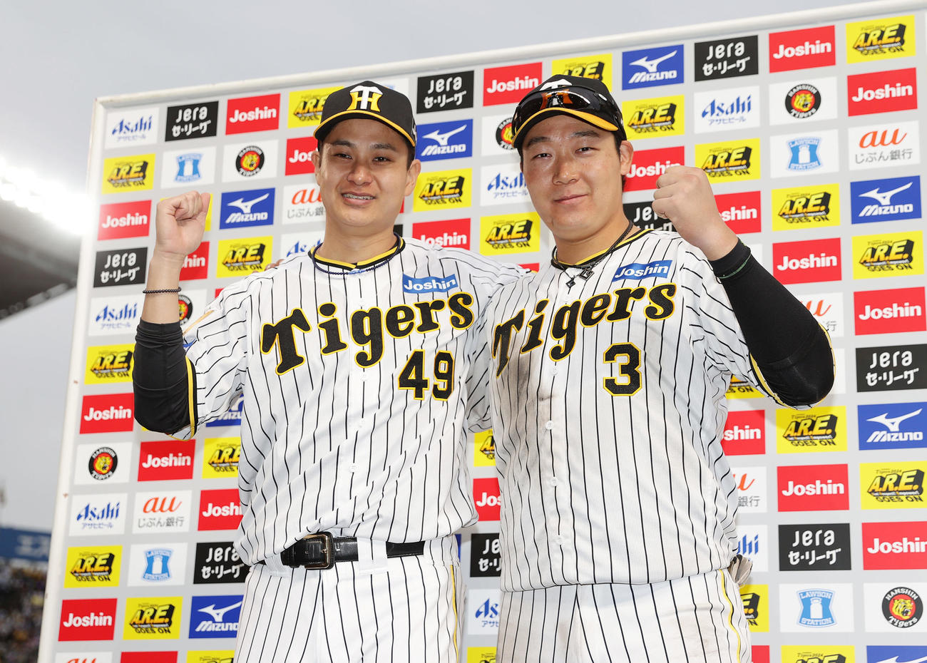 阪神対中日　ヒーローインタビューを終え笑顔でガッツポーズする阪神大竹（左）と大山（撮影・前田充）