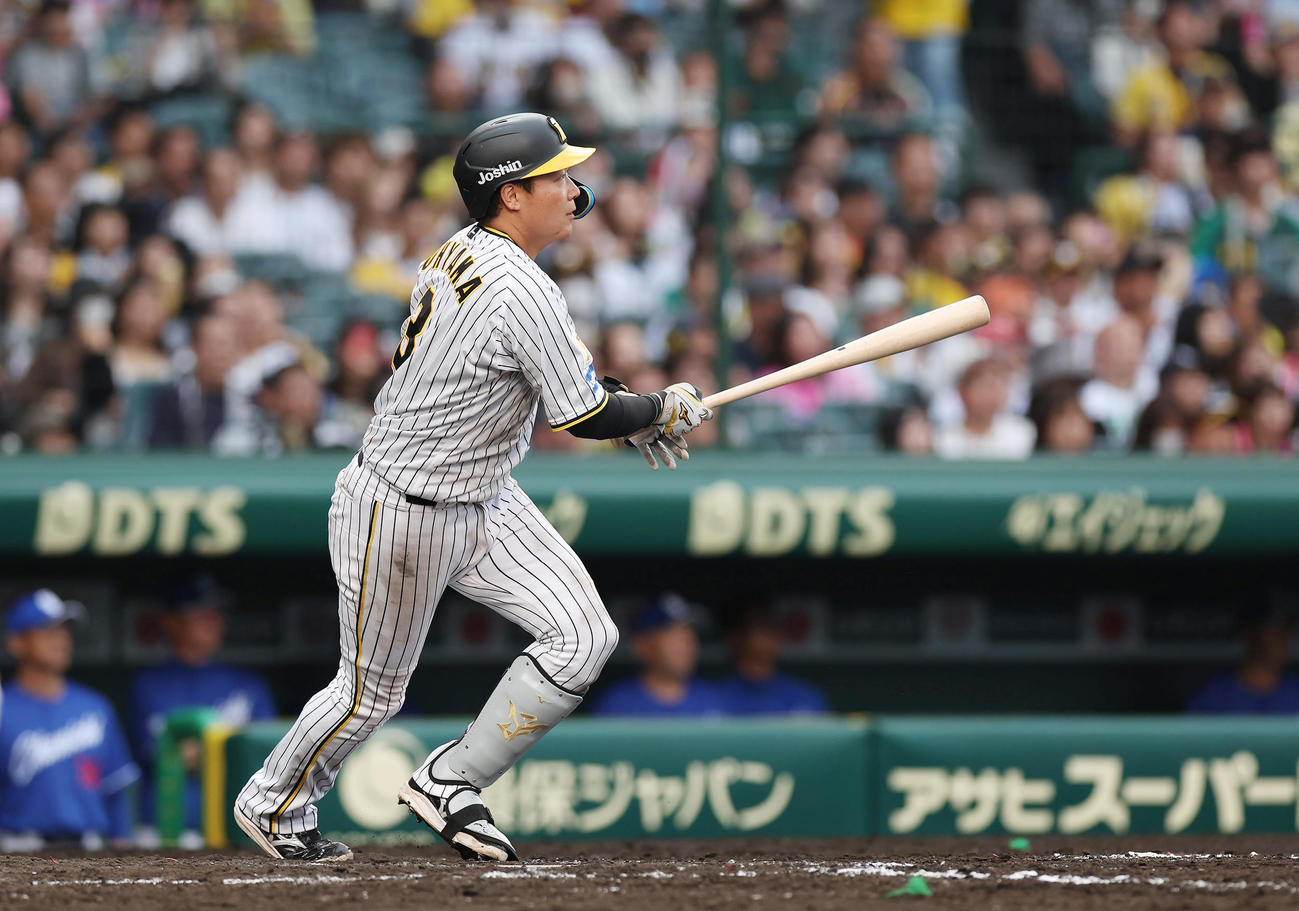 阪神対中日　7回裏阪神2死一、三塁、左前適時打を放つ大山（撮影・前田充）