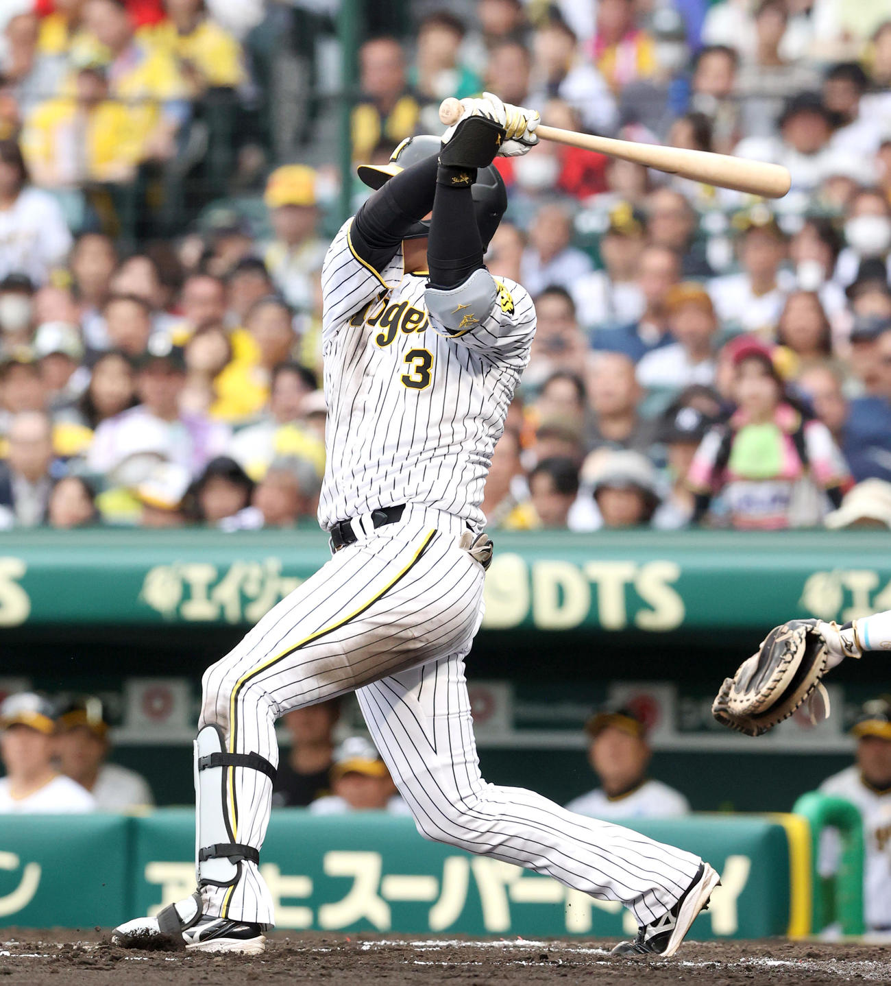 阪神対中日　6回裏阪神1死一塁、大山は右二塁打を放つ（撮影・上山淳一）