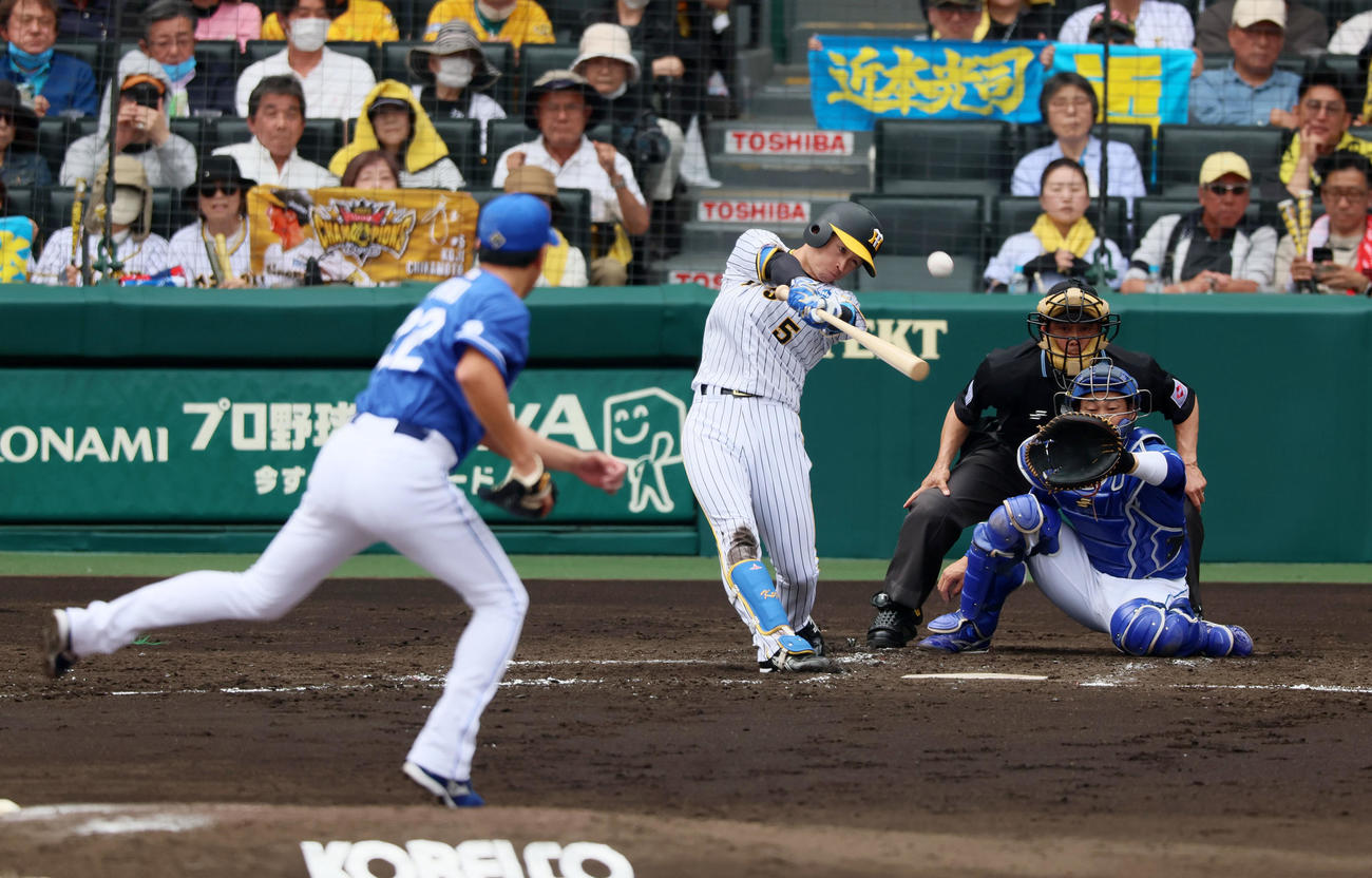 阪神対中日　2回裏阪神無死満塁、近本は勝ち越し中犠飛を放つ。投手は大野（撮影・加藤哉）