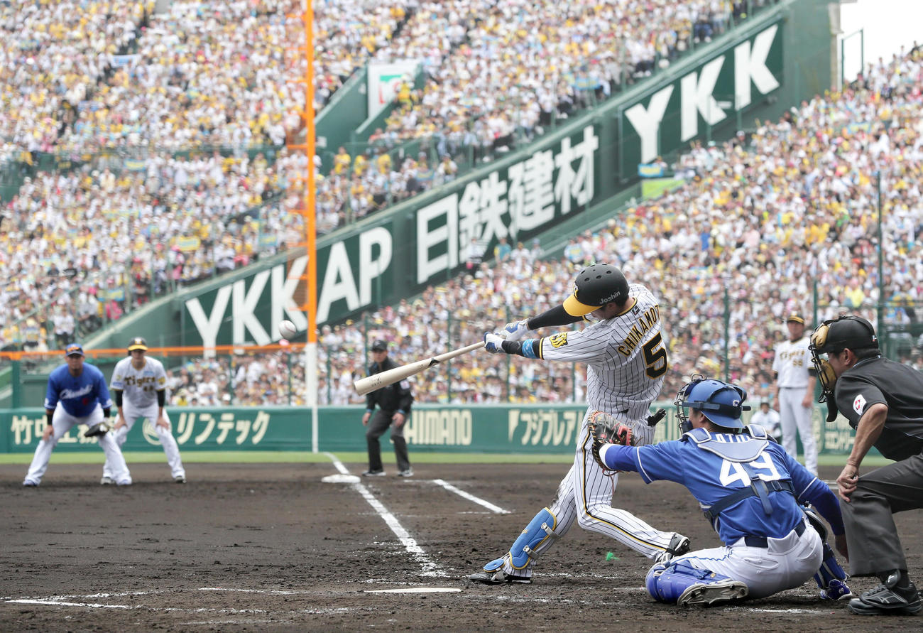 阪神対中日　2回裏阪神無死満塁、近本は中飛を放ち犠飛とする（撮影・上山淳一）