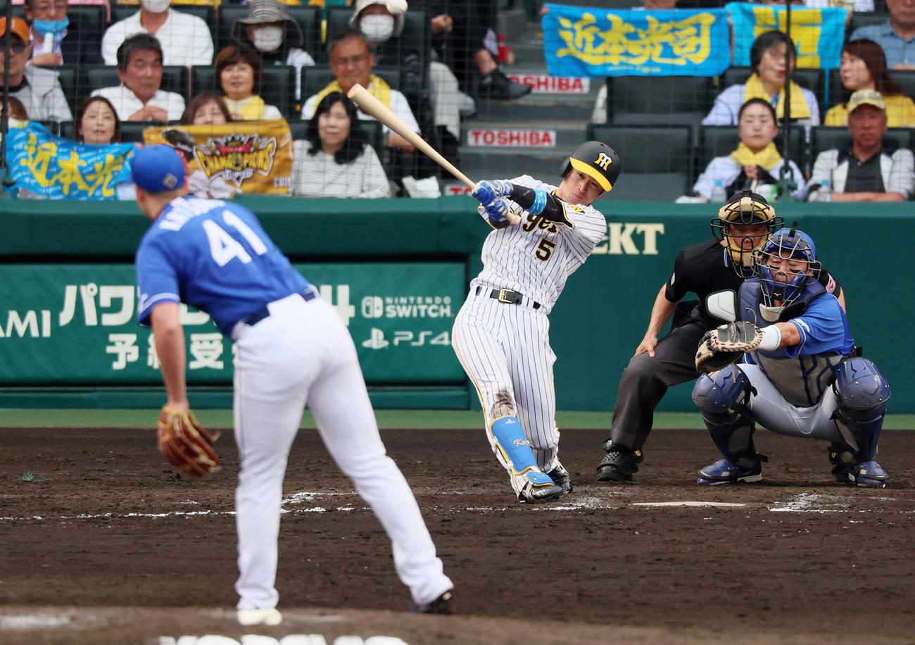 阪神対中日　7回裏阪神1死一塁、近本は右前打を放つ。投手は勝野（撮影・加藤哉）