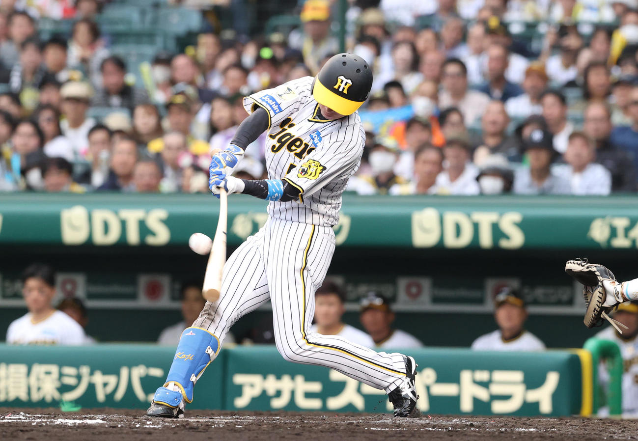 阪神対中日　7回裏阪神1死一塁、近本は右前打を放つ（撮影・上山淳一）