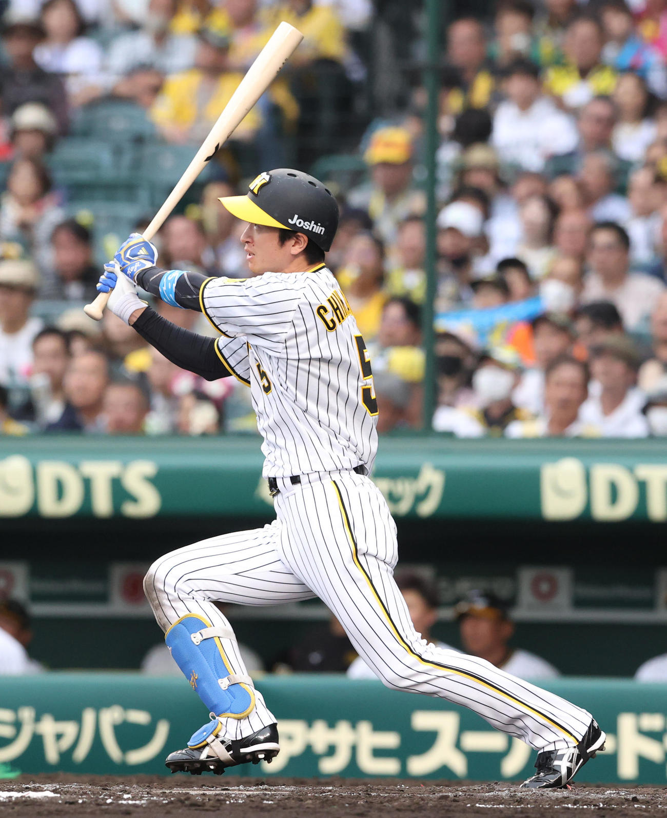 阪神対中日　7回裏阪神1死一塁、近本は右前打を放つ（撮影・上山淳一）