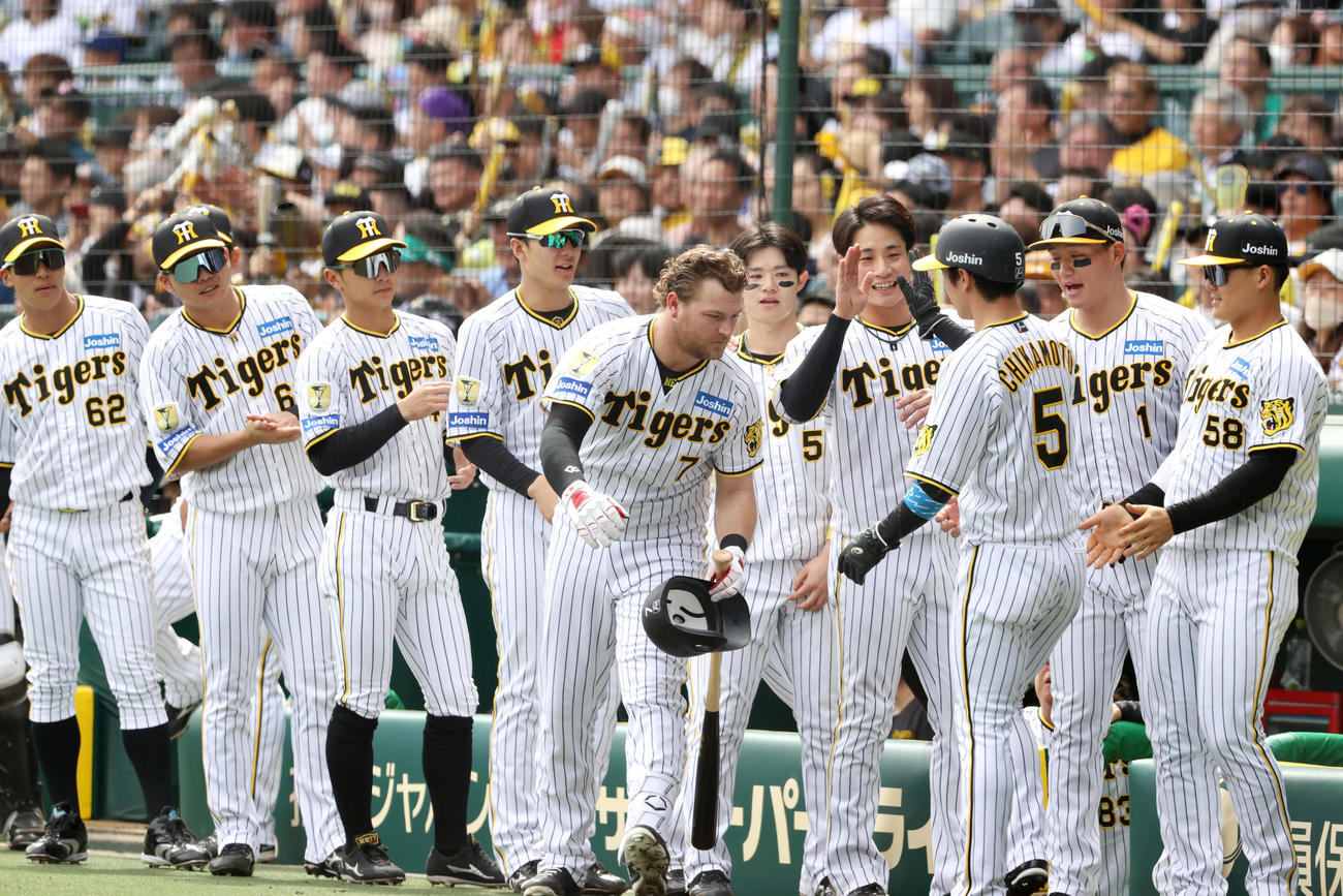 阪神対中日　1回裏阪神2死二塁、二走近本（右から3人目）は大山の中前適時打で先制生還し仲間から祝福される（撮影・上山淳一）