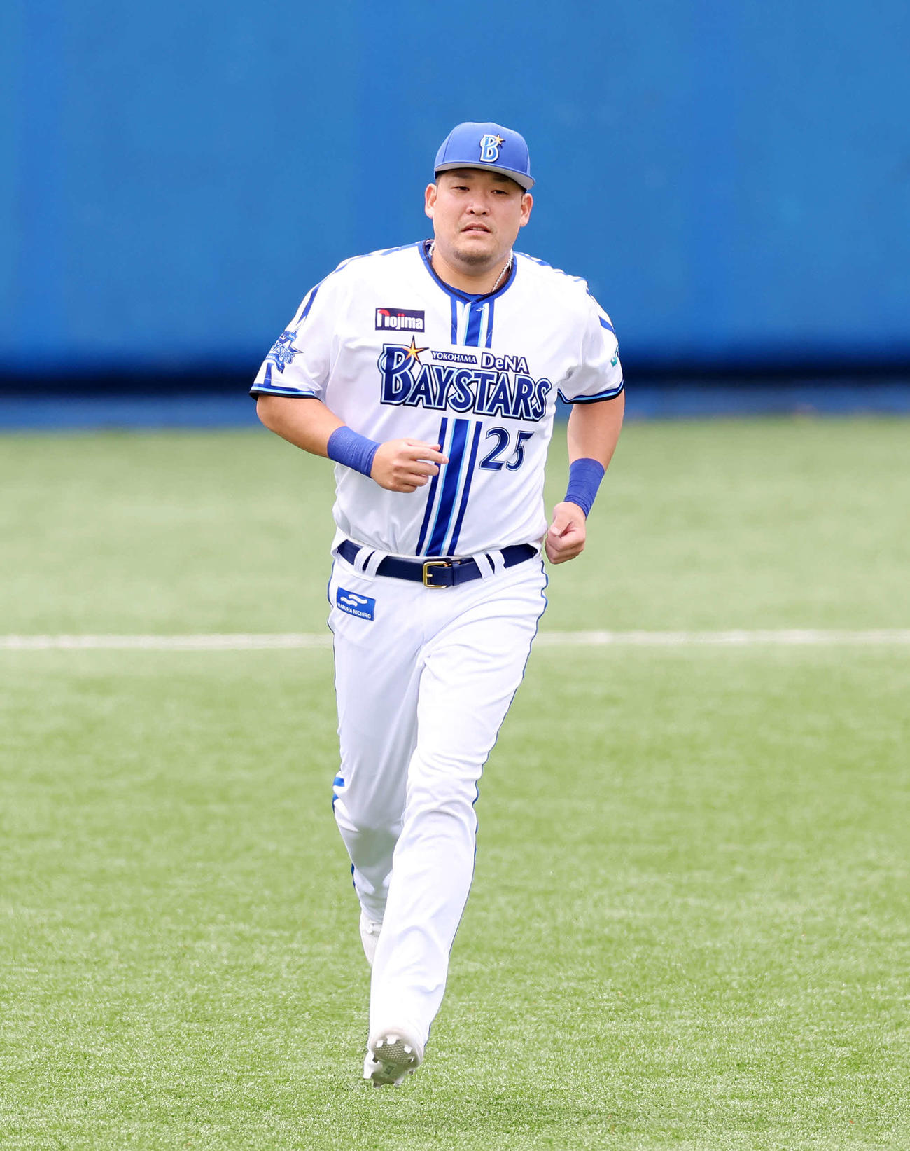 アップするDeNA筒香（撮影・鈴木正人）
