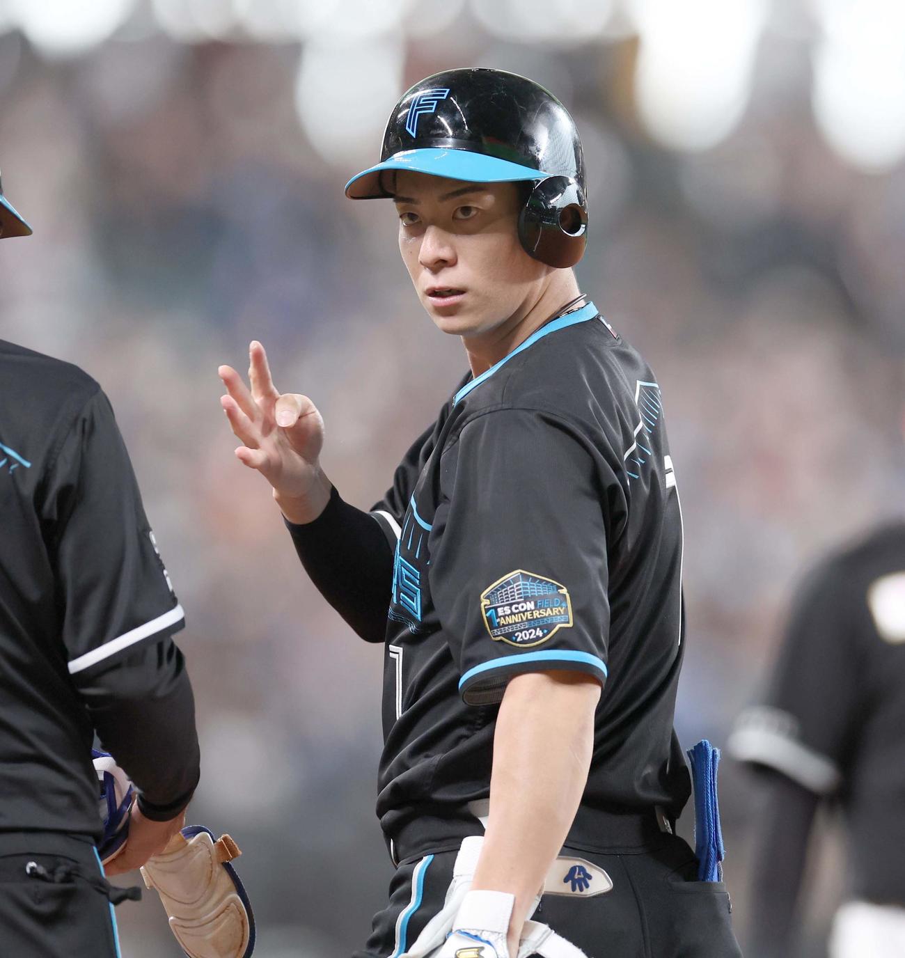 日本ハム対ロッテ　8回裏日本ハム2死一、二塁、中前適時打を放ち「カバイエテポーズ」の松本剛（撮影・黒川智章）