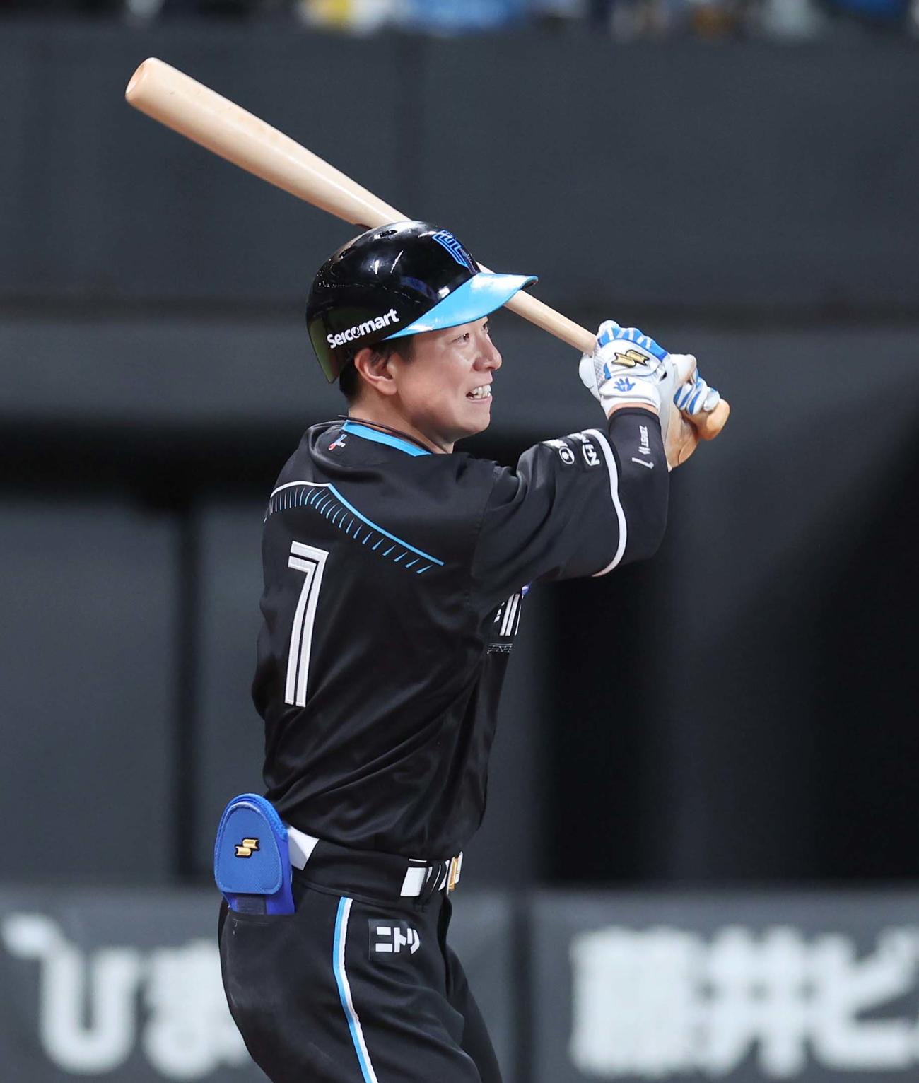 日本ハム対ロッテ　8回裏日本ハム2死一、二塁、中前適時打を放つ松本剛（撮影・黒川智章）