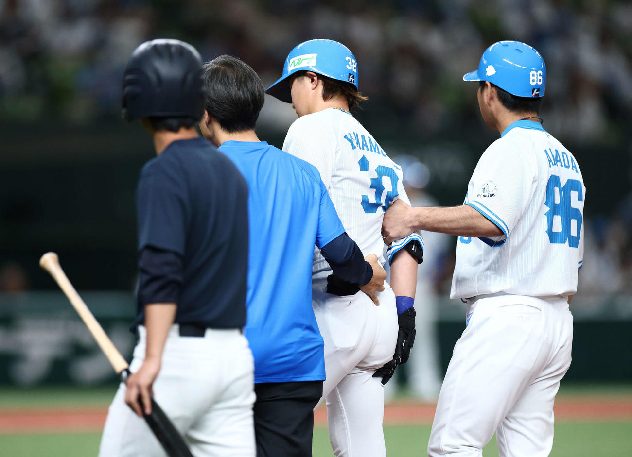 西武対楽天　9回裏西武無死一塁、二ゴロに倒れた山村（中央）は右太ももを押さえながらベンチに下がる（撮影・河田真司）