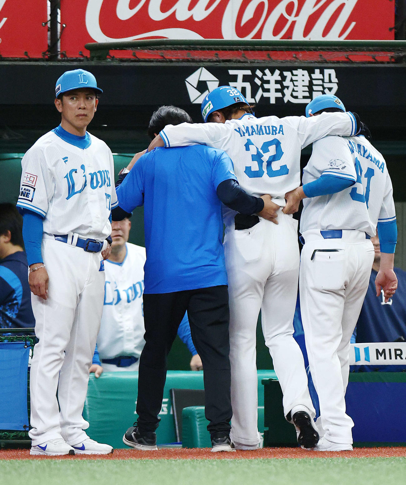 西武対楽天　9回裏西武無死一塁、二ゴロに倒れた山村（右から2人目）が負傷し、険しい表情を見せる松井監督（撮影・河田真司）
