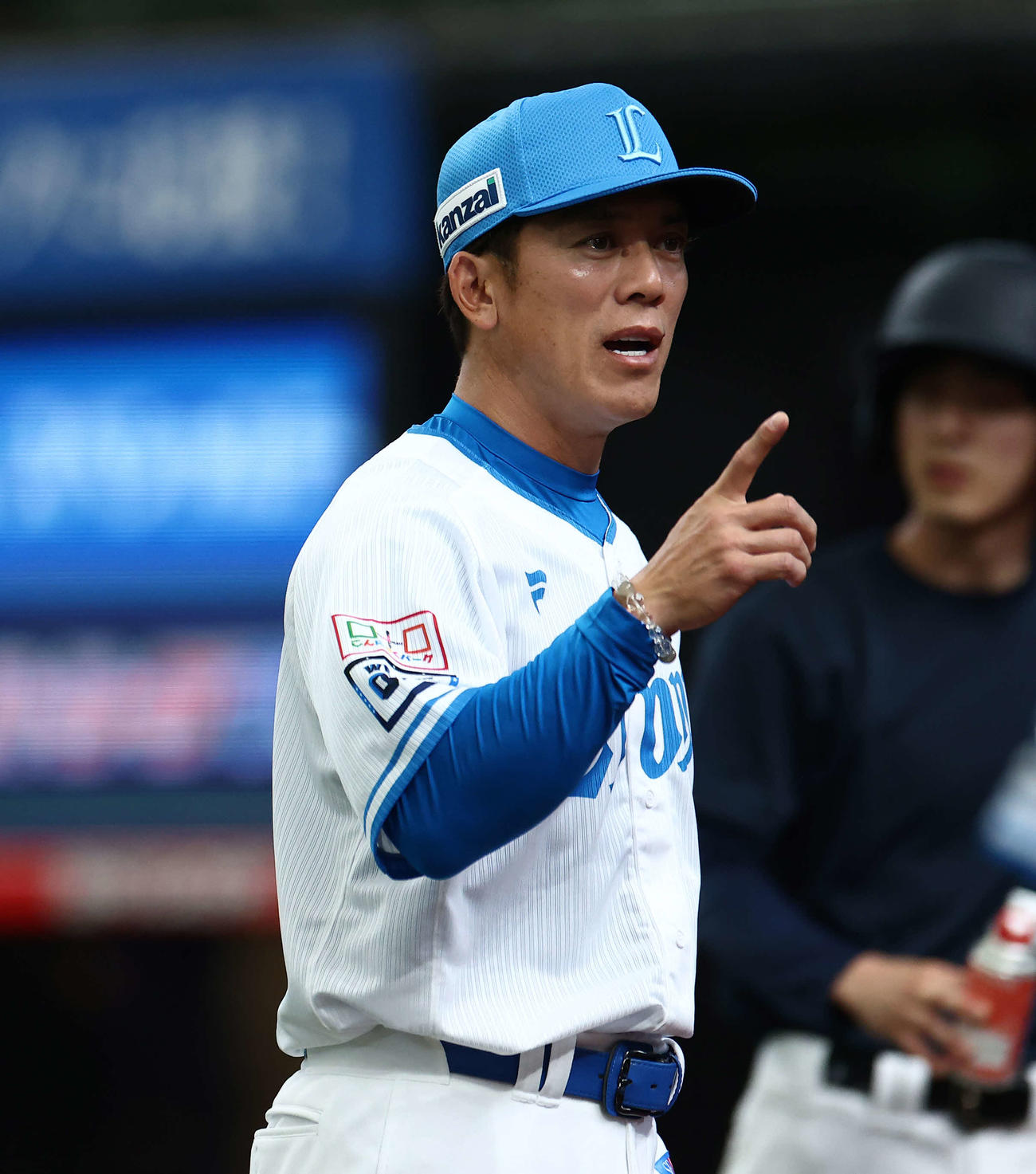 西武対楽天　6回裏を終え、選手交代を告げる松井監督（撮影・河田真司）