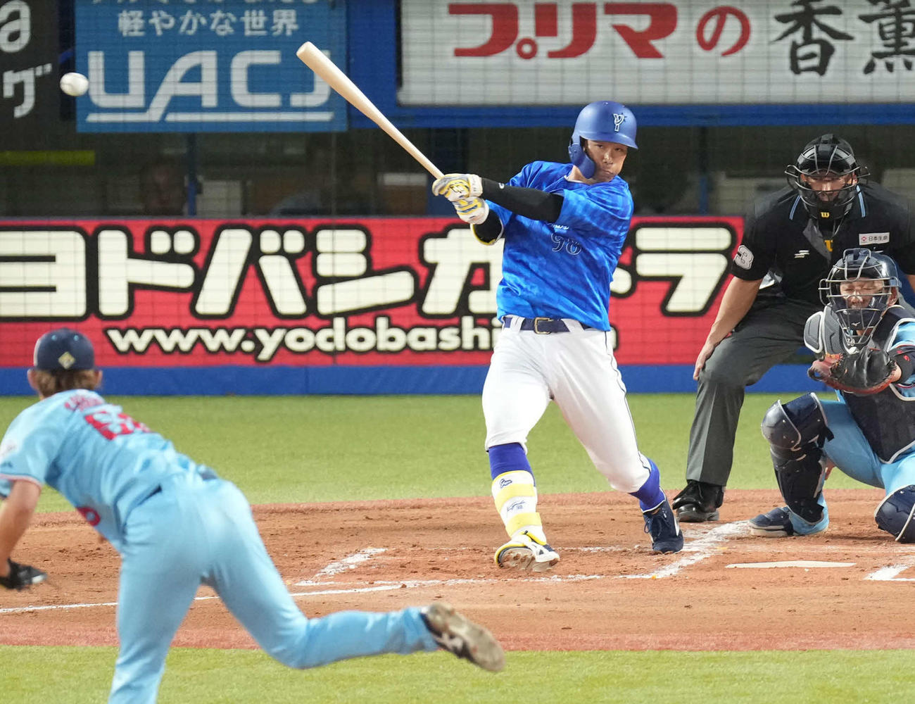 ヤクルト対DeNA 2回表DeNA1死一塁、京田は右中間を破る適時三塁打を放つ（撮影・小沢裕）