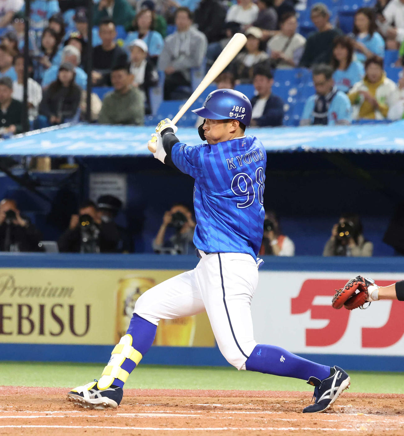 ヤクルト対DeNA 2回表DeNA1死一塁、京田は右中間に適時三塁打を放つ（撮影・丹羽敏通）