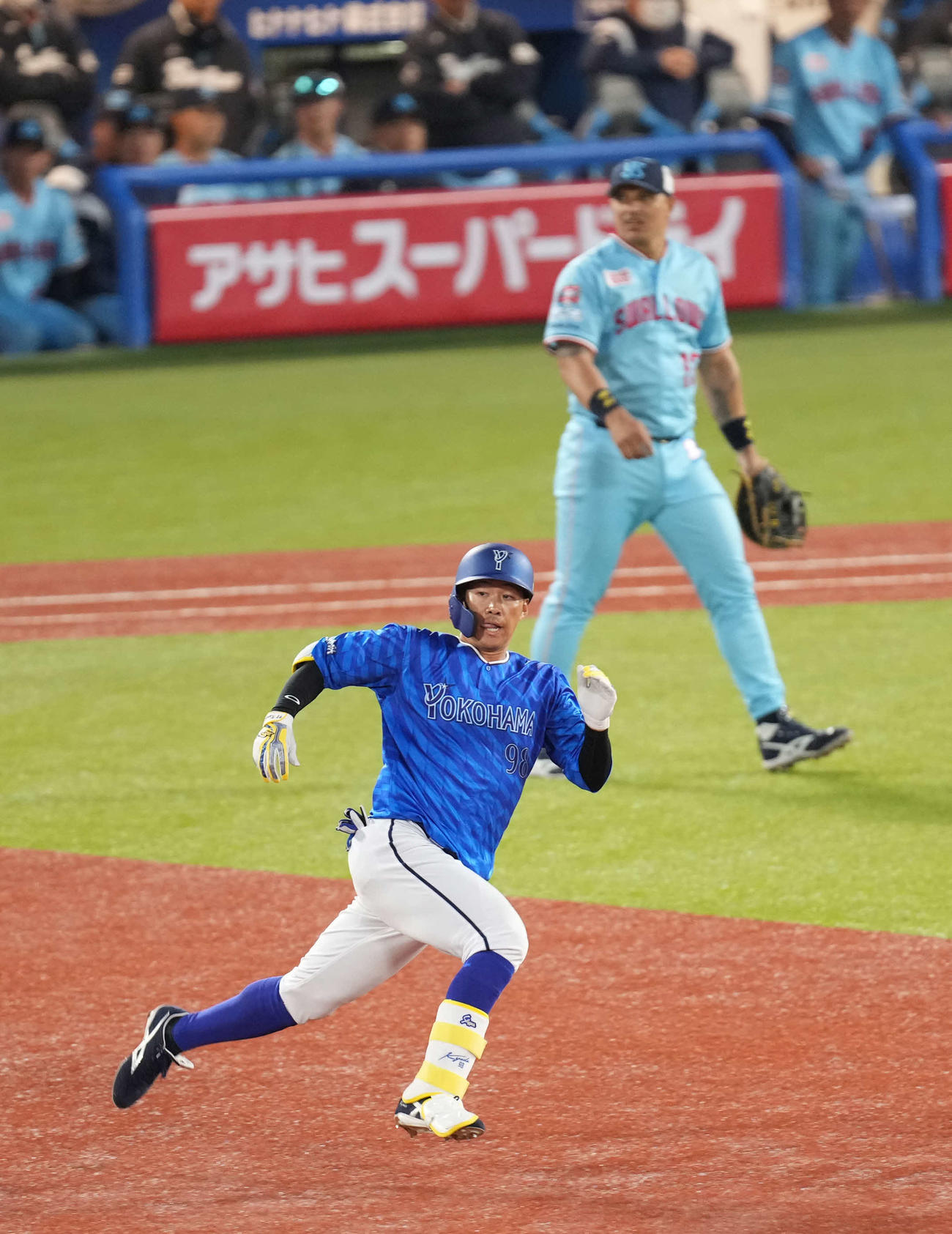 ヤクルト対DeNA 2回表DeNA1死一塁、京田は右中間を破る適時三塁打を放つ（撮影・小沢裕）