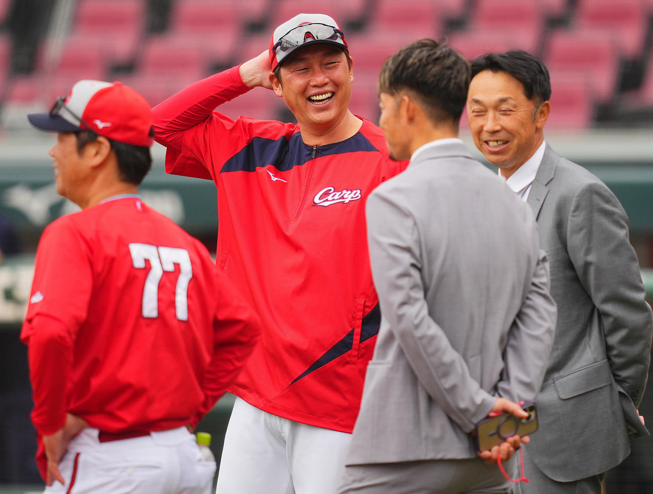 広島対巨人　試合前、宮本氏（右）、鳥谷氏（同2人目）と談笑する広島新井監督（撮影・垰建太）