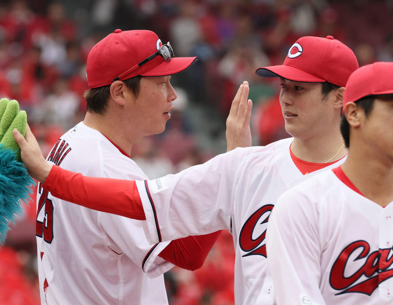 広島対巨人　森下（右）を迎える新井監督（撮影・加藤孝規）