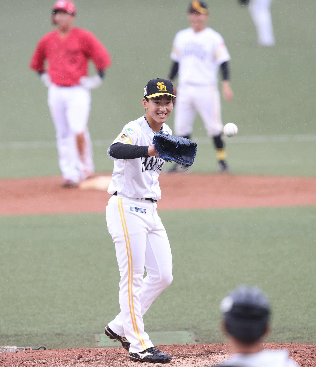 ソフトバンク対広島　7回表広島無死二塁、内田を二直に仕留めた前田悠は捕手の嶺井に声をかけられ笑顔を見せる（撮影・梅根麻紀）