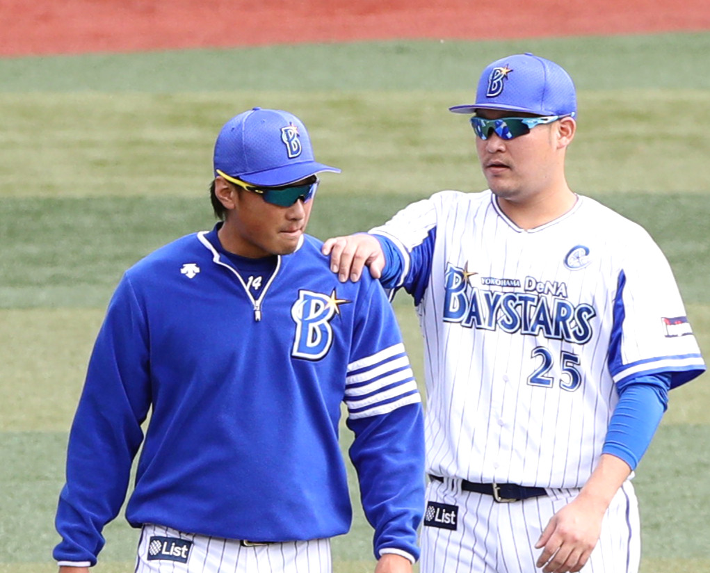 DeNA石田健大（左）と筒香嘉智（2016年撮影）