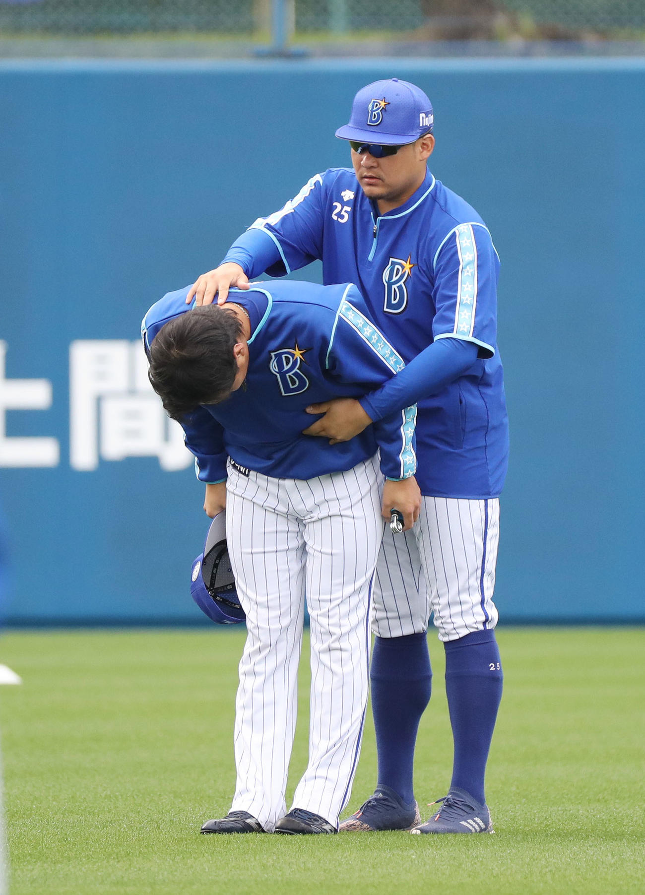 コーチ陣に対し、DeNA石田（左）の頭をつかんでおじぎをさせる筒香（2019年撮影）