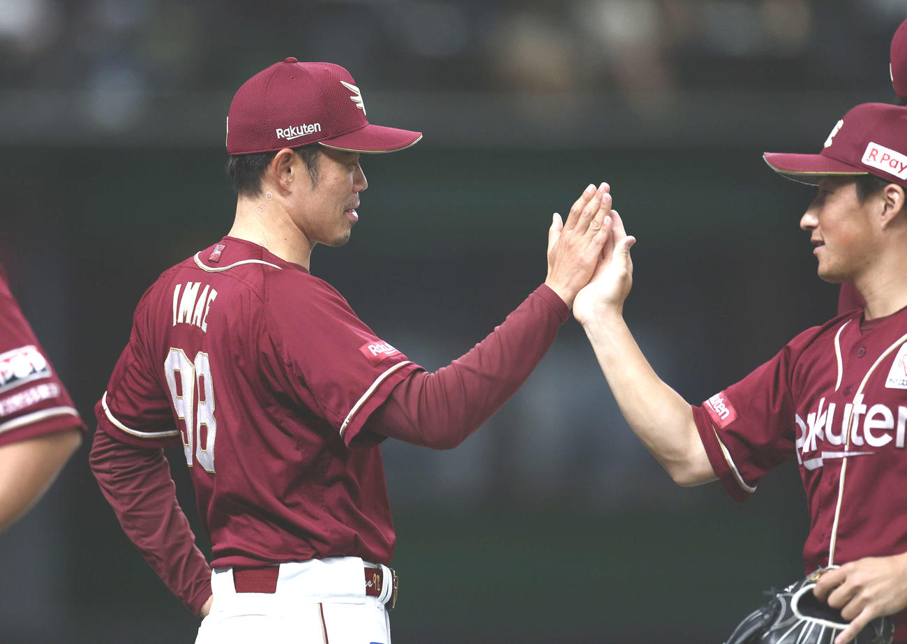 西武対楽天　西武に勝利し、ナインを迎える楽天今江監督（左）（撮影・河田真司）