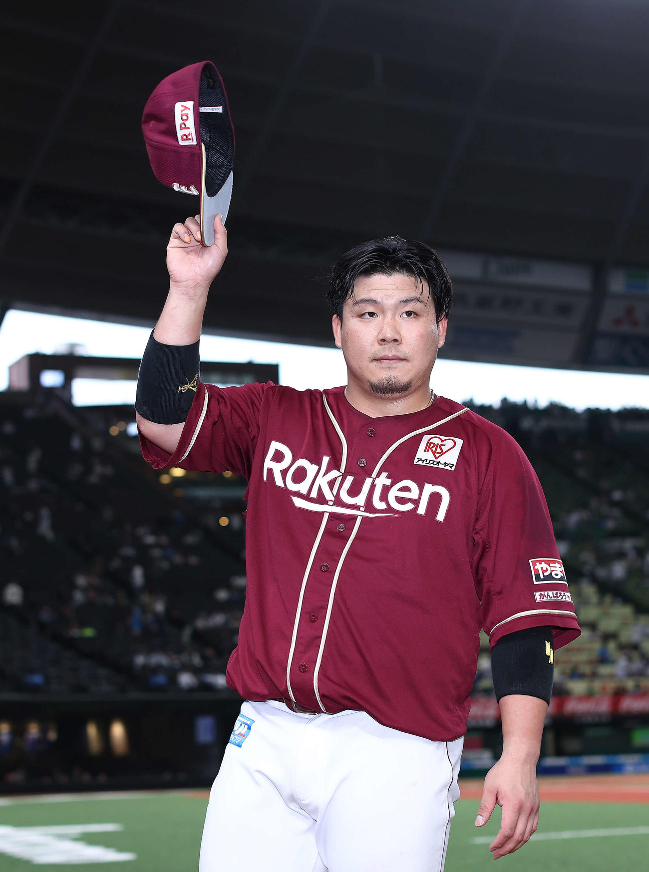 西武対楽天　西武に勝利し、観客席からの声援に応えながら引き揚げる楽天石原（撮影・河田真司）