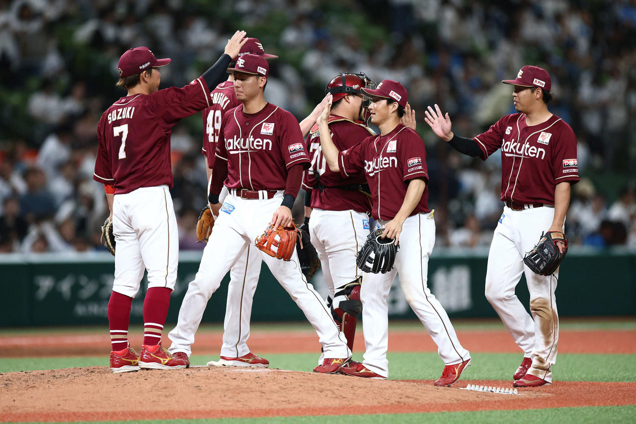 西武対楽天　西武に勝利し、マウンドでタッチを交わす楽天ナイン（撮影・河田真司）