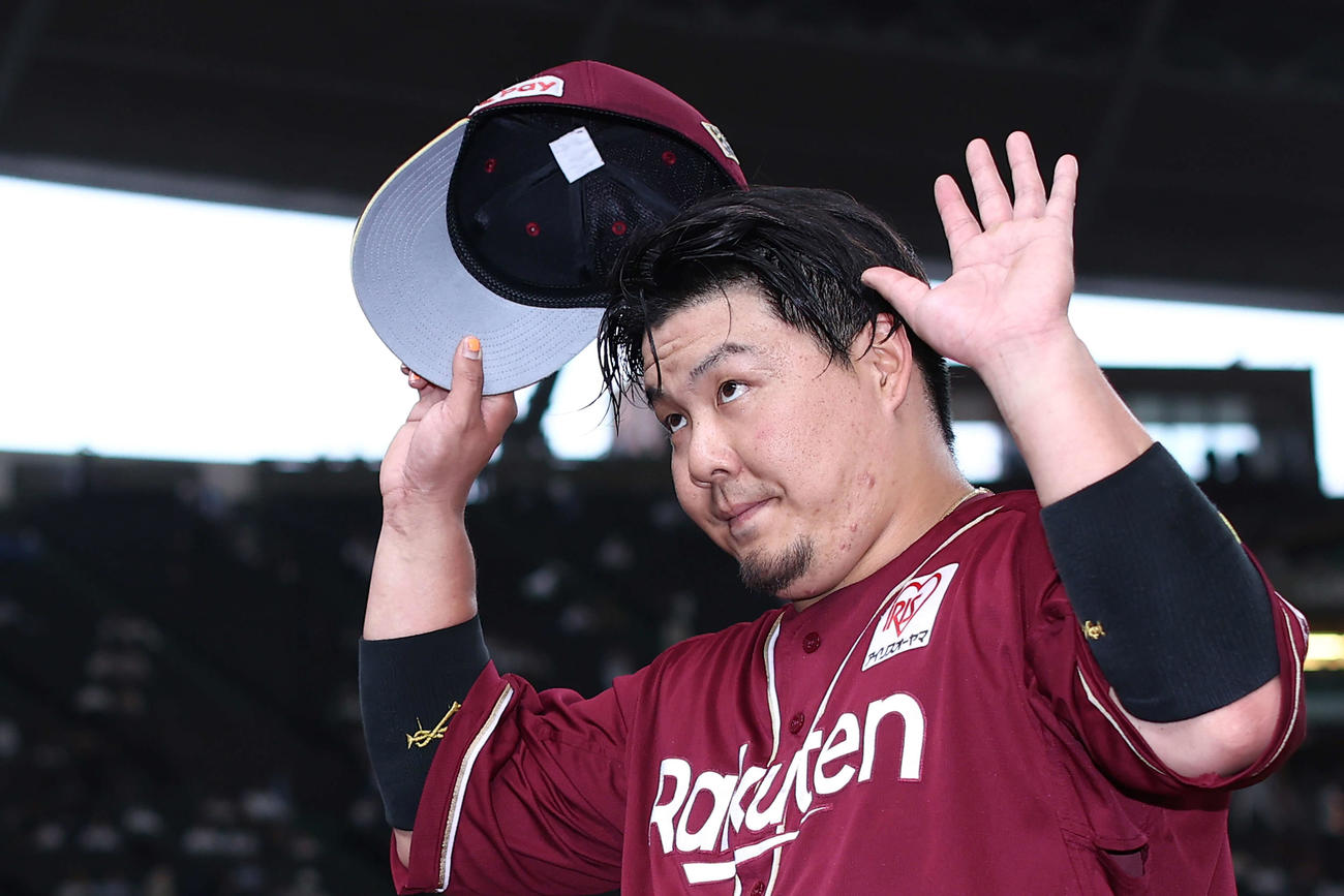 西武対楽天　西武に勝利し声援に応えながら引き揚げる楽天石原（撮影・河田真司）